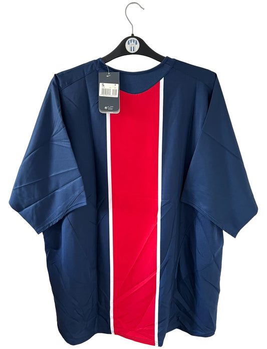Maillot de foot vintage domicile bleu et rouge du PSG de la saison 2005/2006. On peut retrouver l'équipementier Nike et le sponsor Thomson. Il s'agit d'un maillot authentique d'époque.