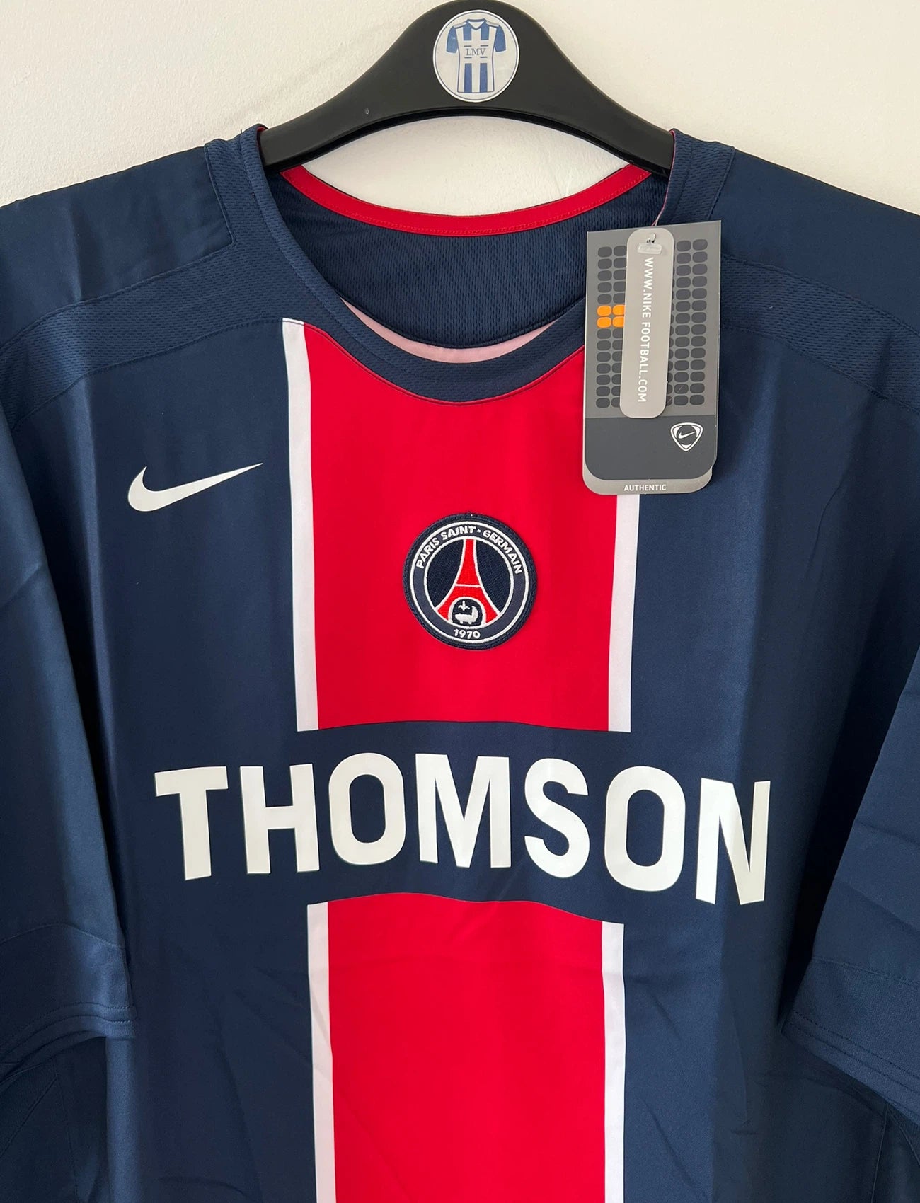 Maillot de foot vintage domicile bleu et rouge du PSG de la saison 2005/2006. On peut retrouver l'équipementier Nike et le sponsor Thomson. Il s'agit d'un maillot authentique d'époque.