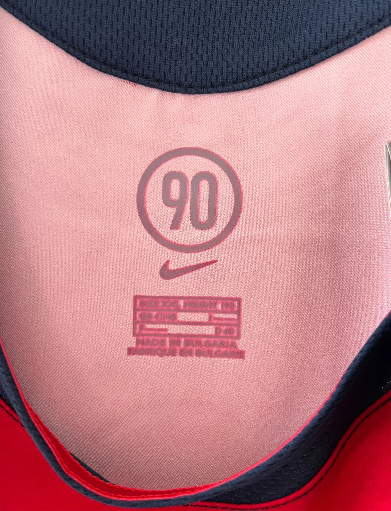 Maillot de foot vintage domicile bleu et rouge du PSG de la saison 2005/2006. On peut retrouver l'équipementier Nike et le sponsor Thomson. Il s'agit d'un maillot authentique d'époque.