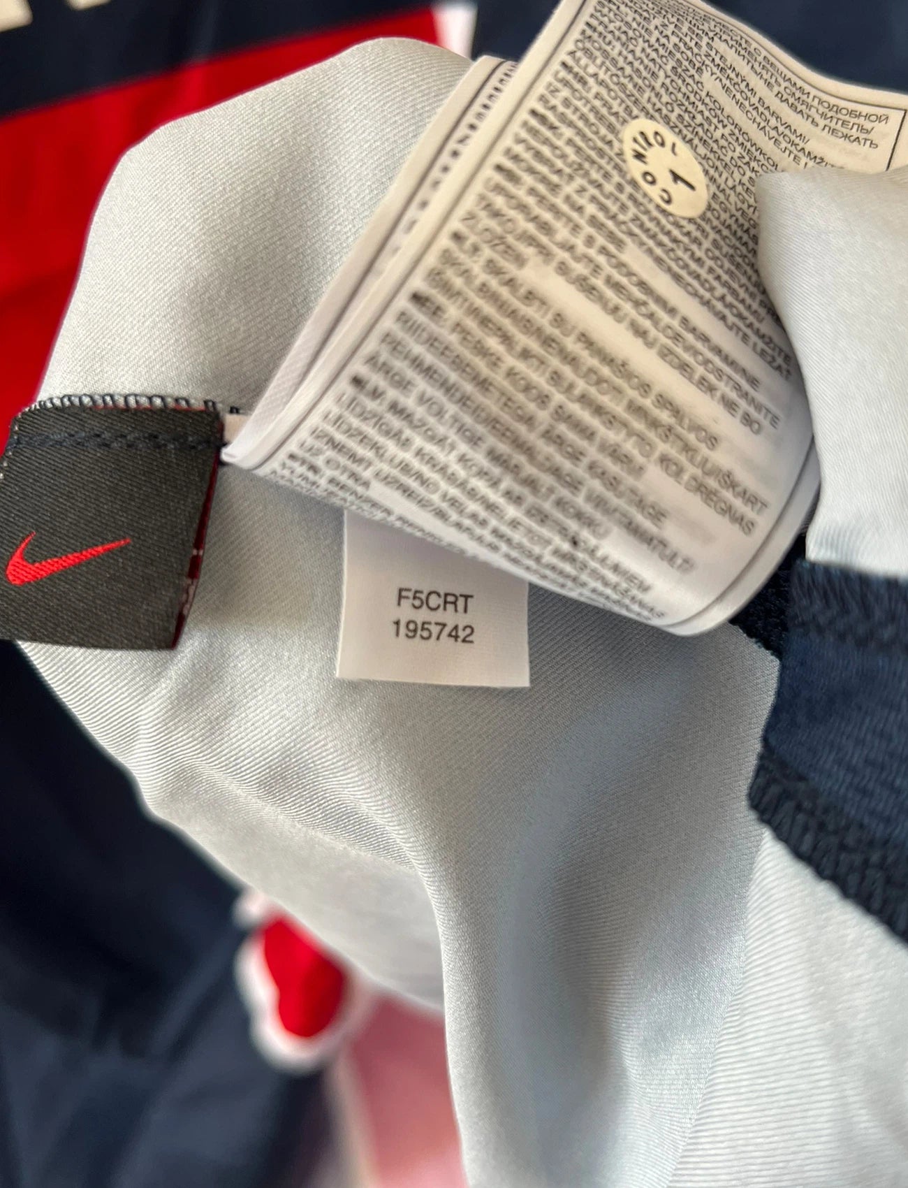 Maillot de foot vintage domicile bleu et rouge du PSG de la saison 2005/2006. On peut retrouver l'équipementier Nike et le sponsor Thomson. Il s'agit d'un maillot authentique d'époque.