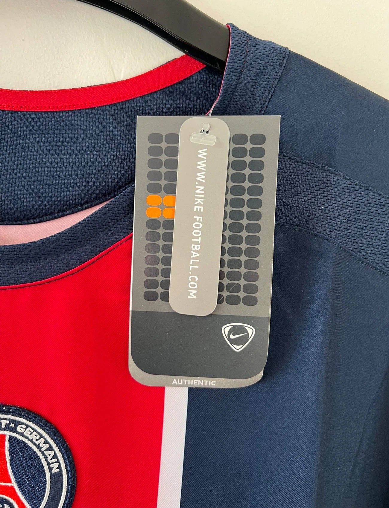 Maillot de foot vintage domicile bleu et rouge du PSG de la saison 2005/2006. On peut retrouver l'équipementier Nike et le sponsor Thomson. Il s'agit d'un maillot authentique d'époque.