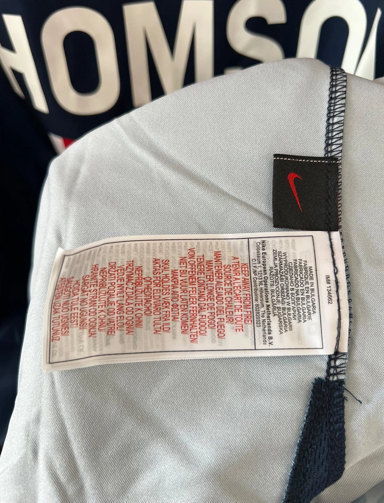 Maillot de foot vintage domicile bleu et rouge du PSG de la saison 2005/2006. On peut retrouver l'équipementier Nike et le sponsor Thomson. Il s'agit d'un maillot authentique d'époque.