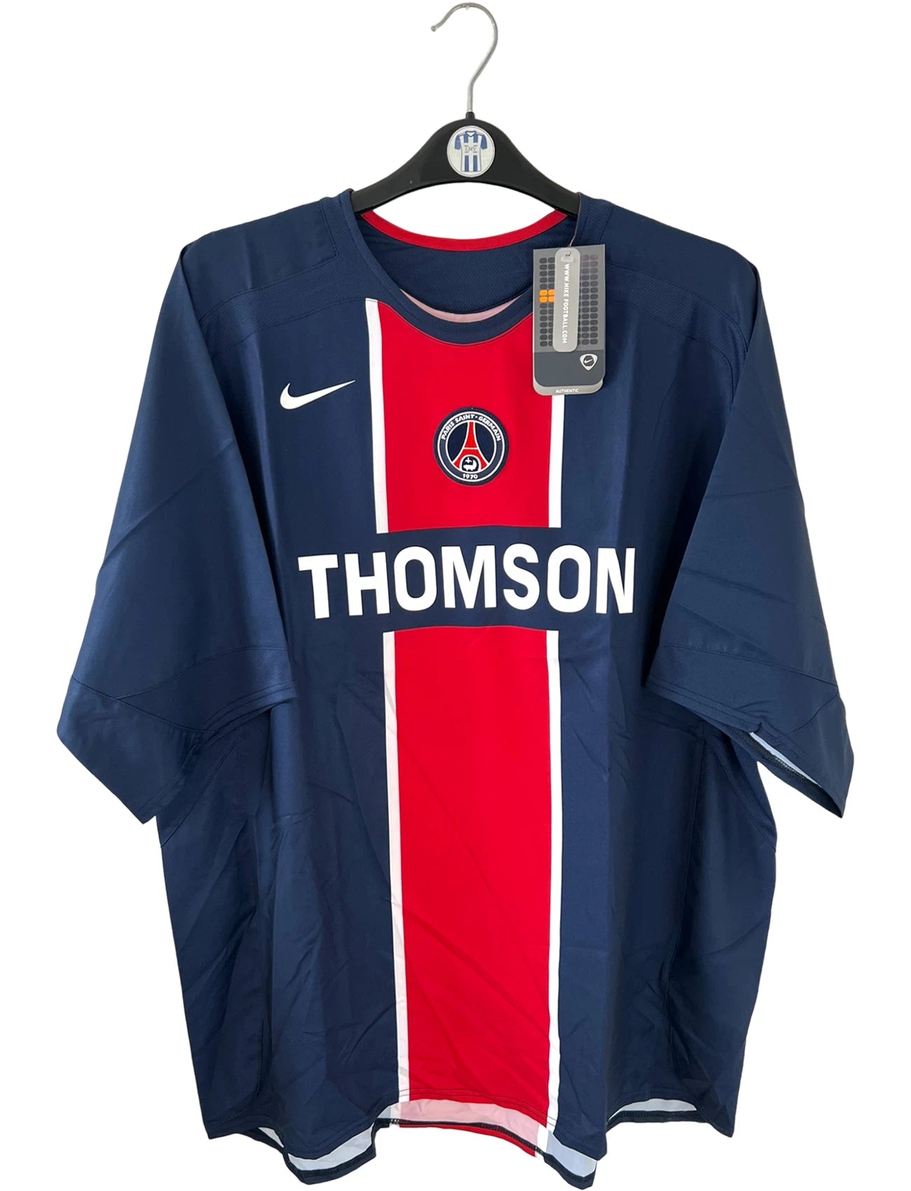 Maillot de foot vintage domicile bleu et rouge du PSG de la saison 2005/2006. On peut retrouver l'équipementier Nike et le sponsor Thomson. Il s'agit d'un maillot authentique d'époque.