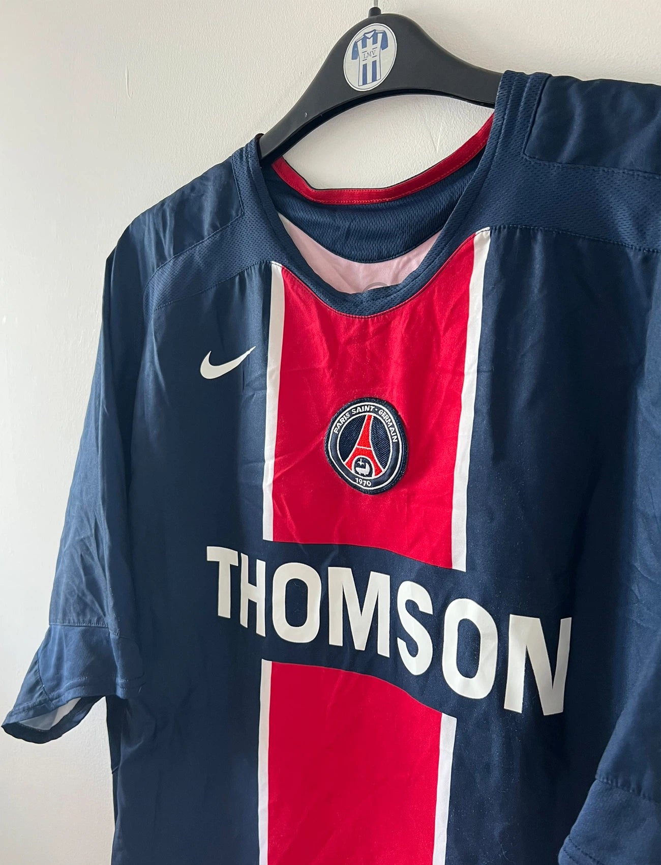 Maillot de foot vintage domicile bleu du PSG de la saison 2005/2006. On peut retrouver l'équipementier Nike et le sponsor Thomson. Il s'agit d'un maillot authentique d'époque.