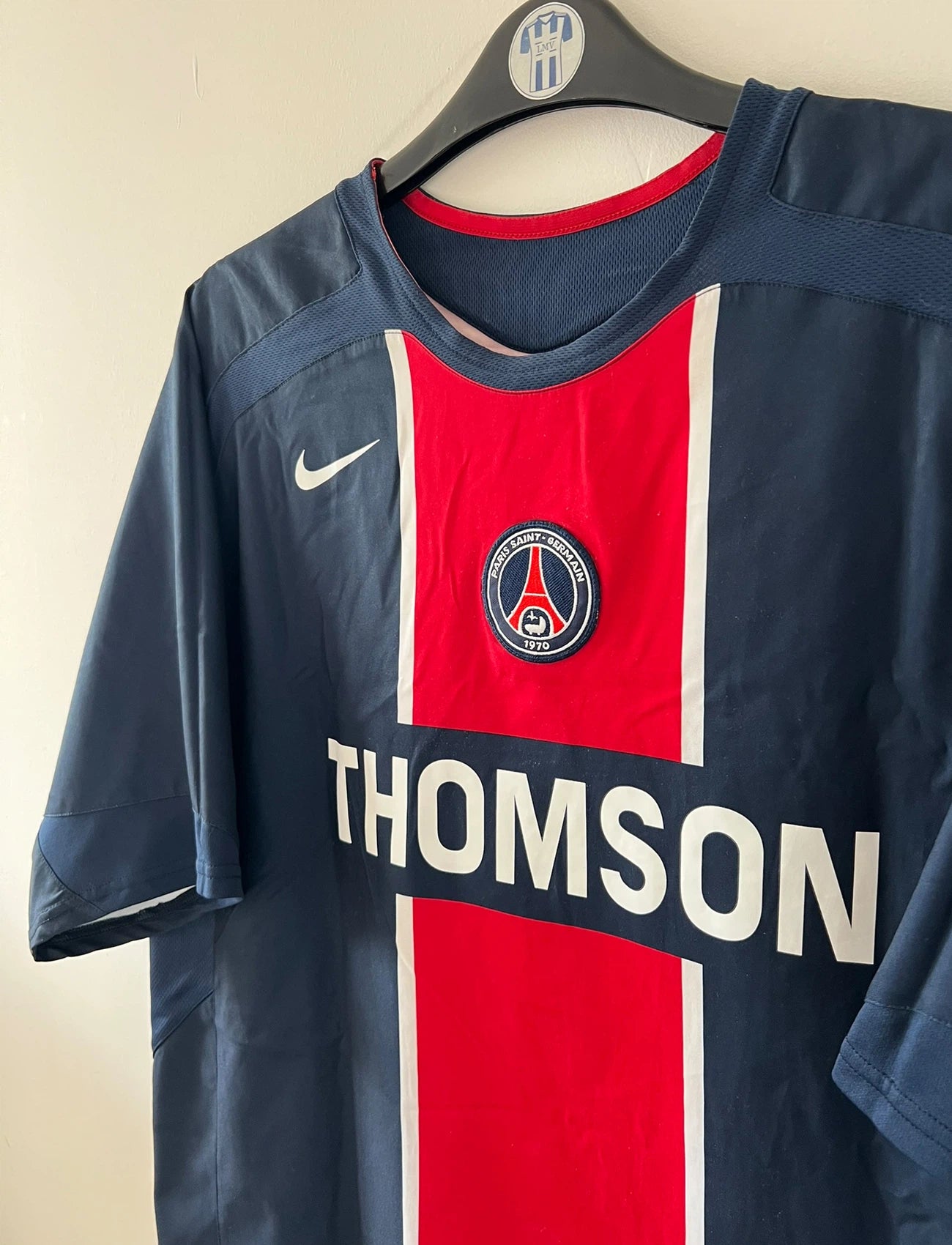 Maillot de foot vintage domicile bleu et rouge du PSG de la saison 2005/2006. On peut retrouver l'équipementier Nike et le sponsor Thomson. Il s'agit d'un maillot authentique d'époque.