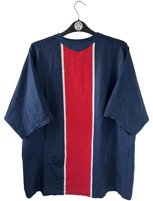 Maillot de foot vintage domicile bleu du PSG de la saison 2005/2006. On peut retrouver l'équipementier Nike et le sponsor Thomson. Il s'agit d'un maillot authentique d'époque.