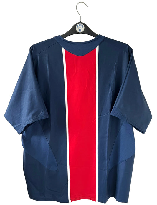 Maillot de foot vintage domicile bleu et rouge du PSG de la saison 2005/2006. On peut retrouver l'équipementier Nike et le sponsor Thomson. Il s'agit d'un maillot authentique d'époque.