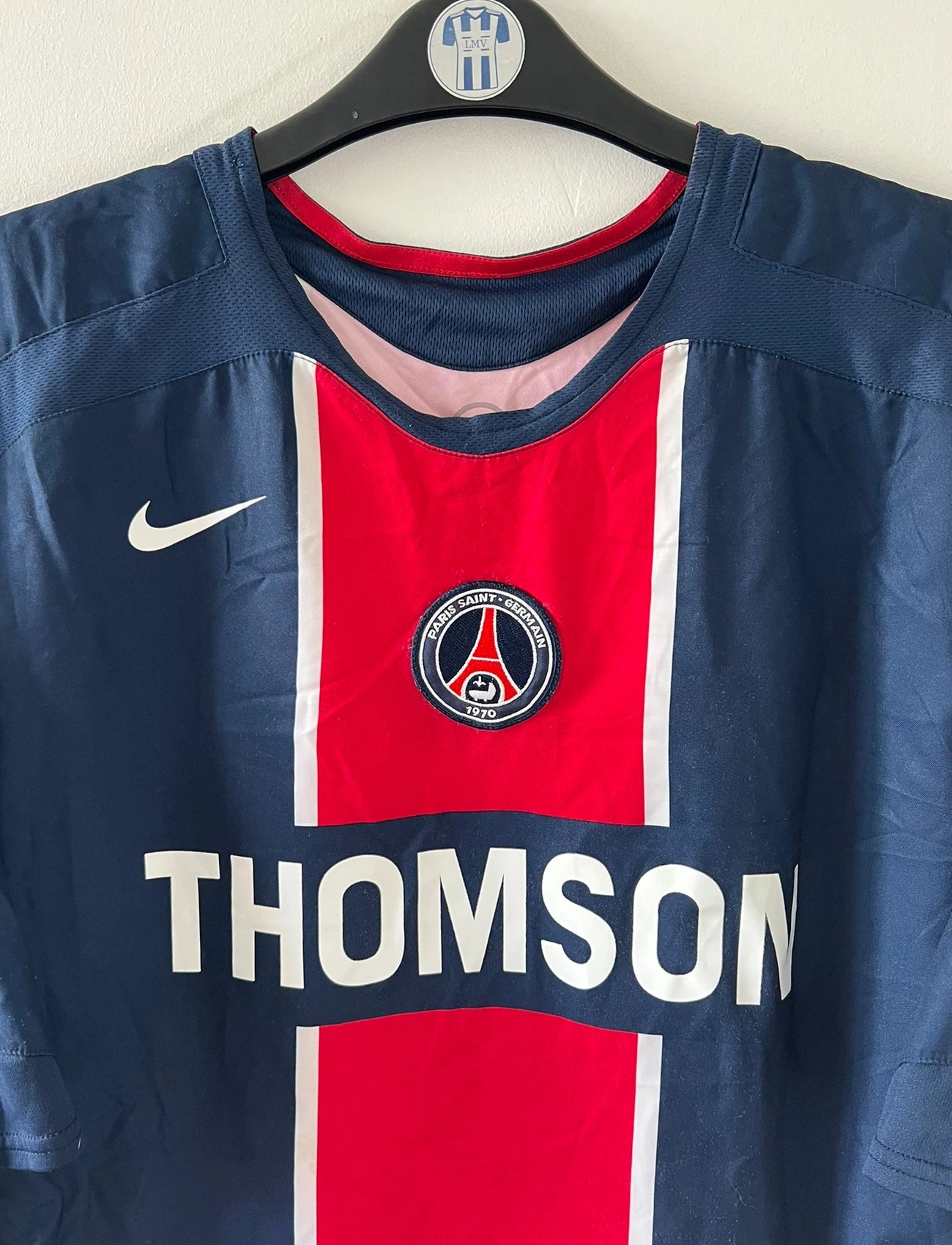 Maillot de foot vintage domicile bleu du PSG de la saison 2005/2006. On peut retrouver l'équipementier Nike et le sponsor Thomson. Il s'agit d'un maillot authentique d'époque.