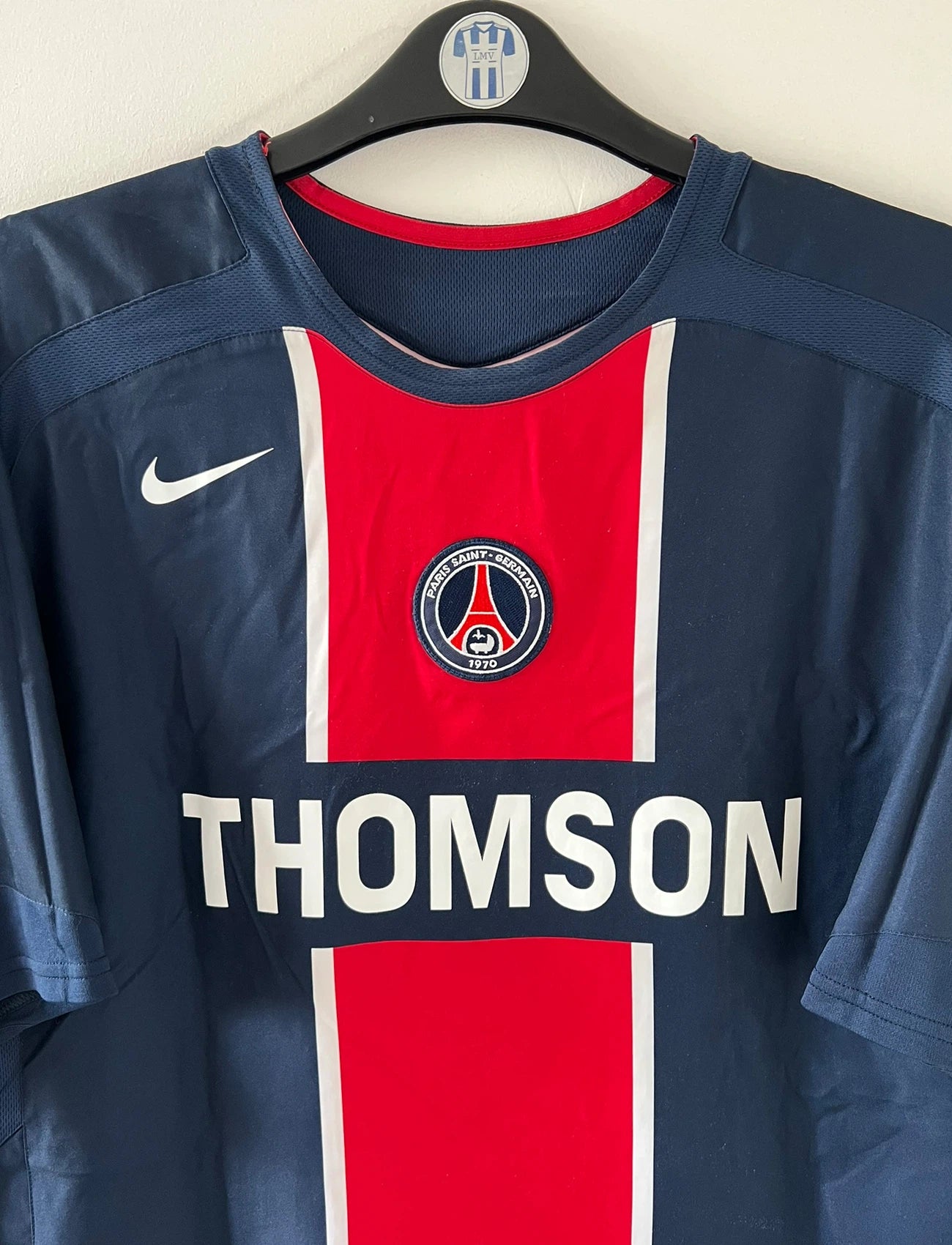 Maillot de foot vintage domicile bleu et rouge du PSG de la saison 2005/2006. On peut retrouver l'équipementier Nike et le sponsor Thomson. Il s'agit d'un maillot authentique d'époque.