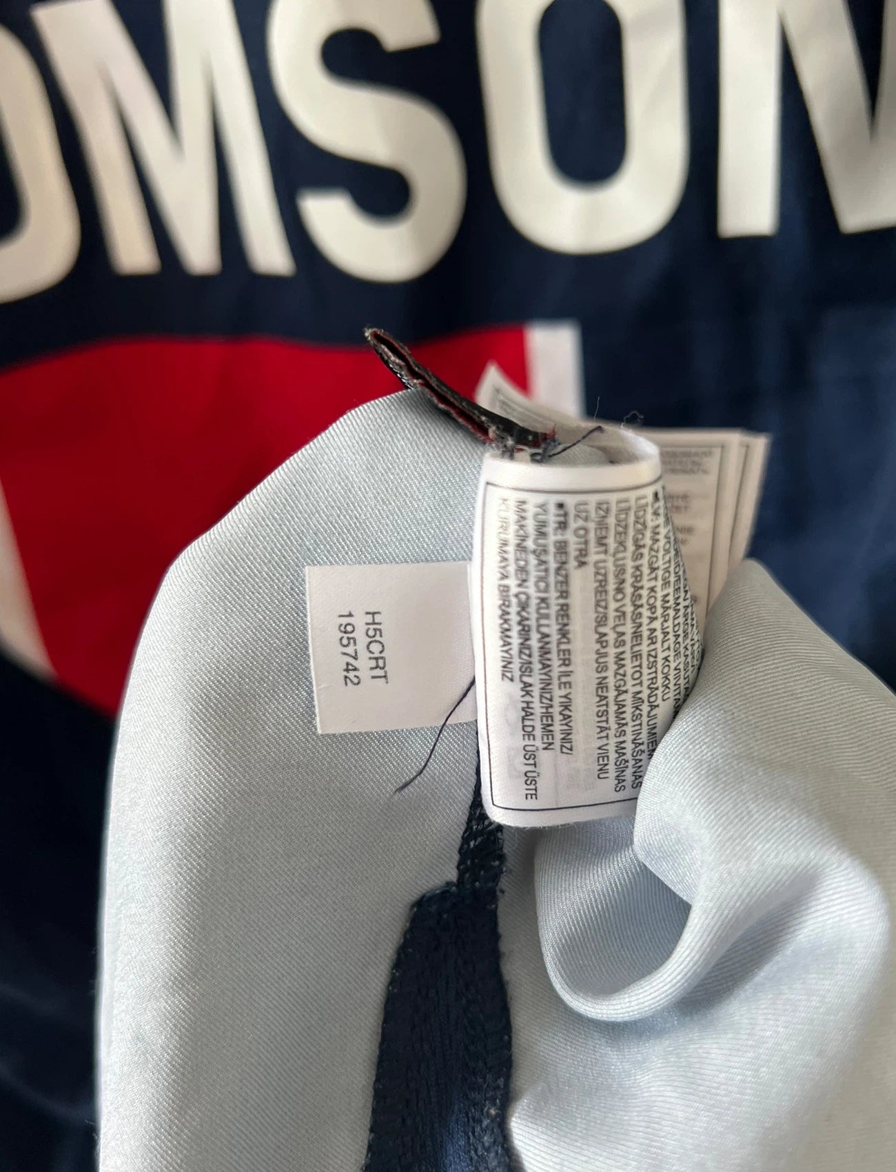 Maillot de foot vintage domicile bleu du PSG de la saison 2005/2006. On peut retrouver l'équipementier Nike et le sponsor Thomson. Il s'agit d'un maillot authentique d'époque.