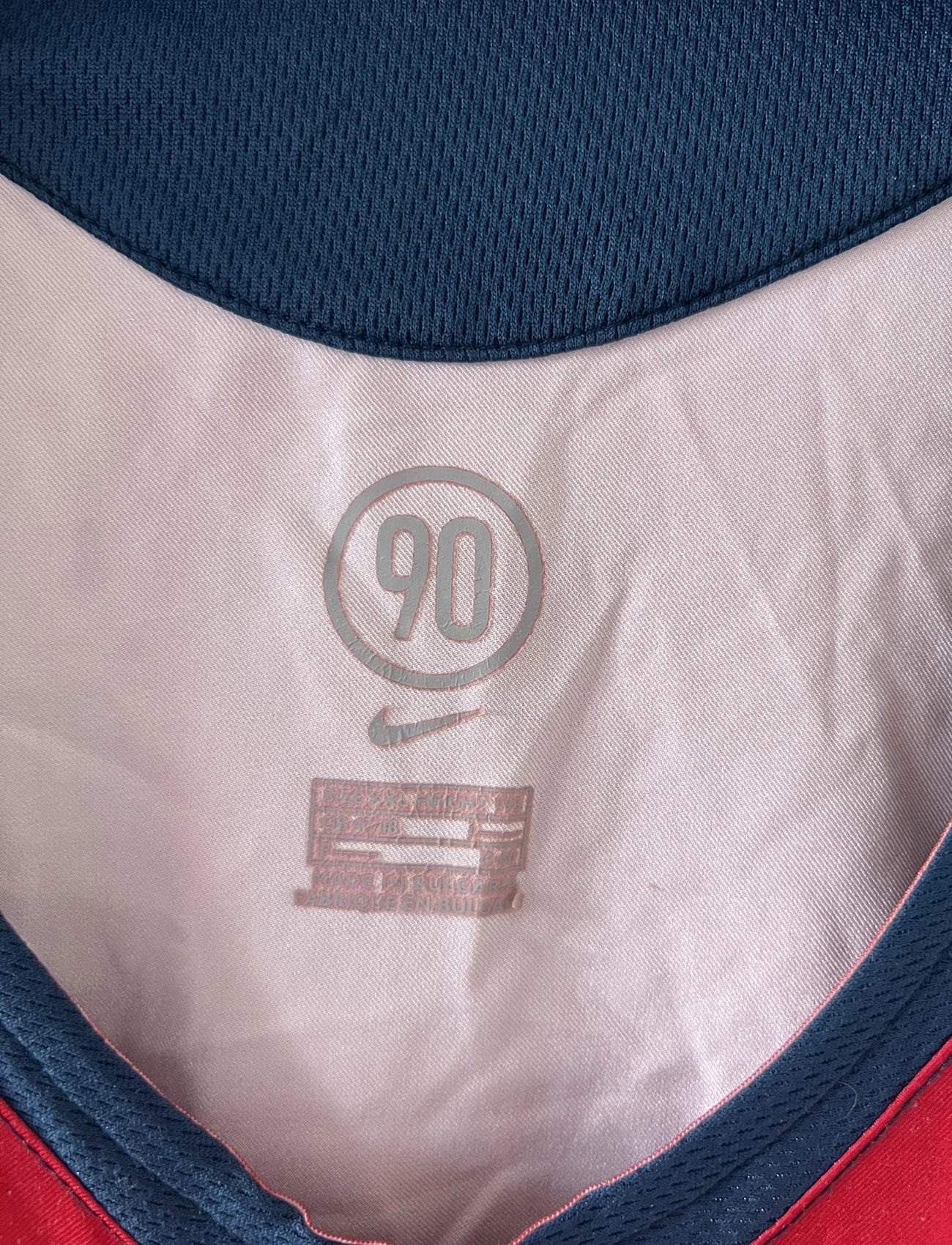 Maillot de foot vintage domicile bleu du PSG de la saison 2005/2006. On peut retrouver l'équipementier Nike et le sponsor Thomson. Il s'agit d'un maillot authentique d'époque.