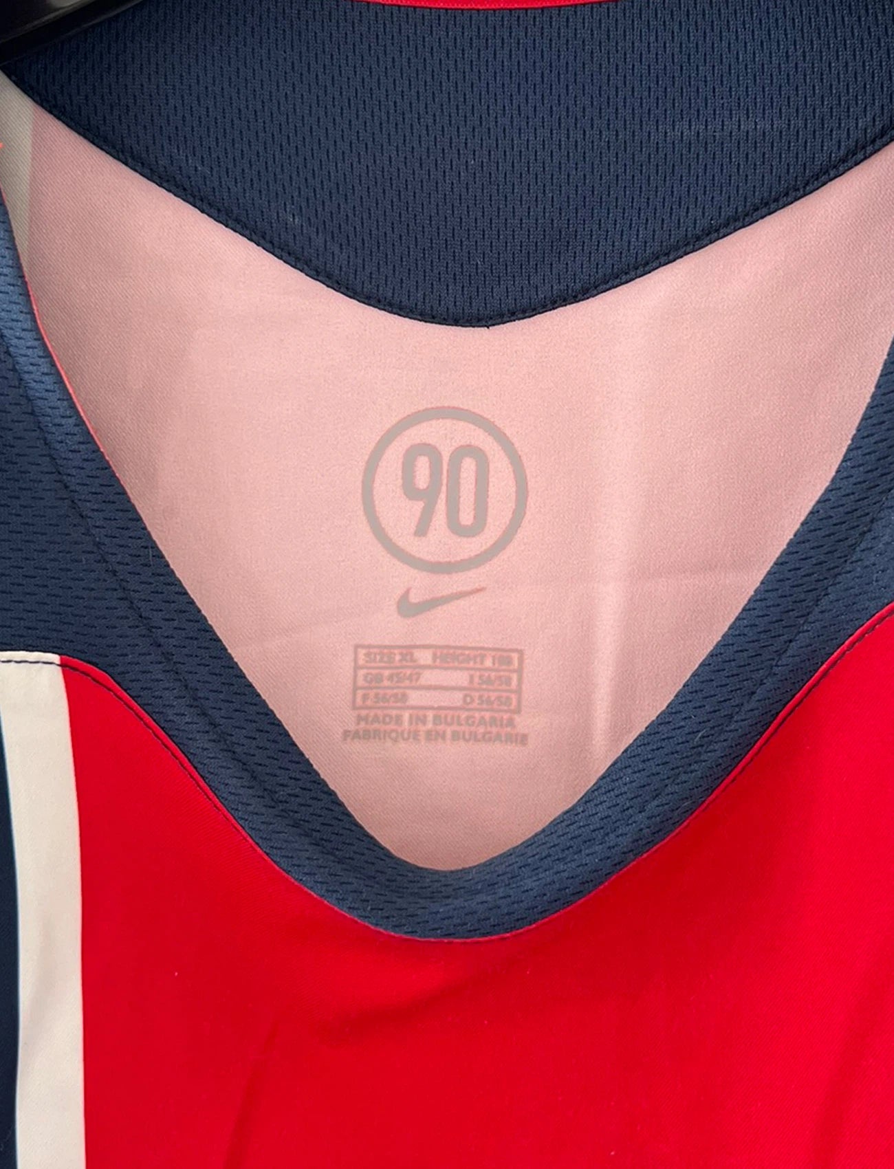Maillot de foot vintage domicile bleu et rouge du PSG de la saison 2005/2006. On peut retrouver l'équipementier Nike et le sponsor Thomson. Il s'agit d'un maillot authentique d'époque.