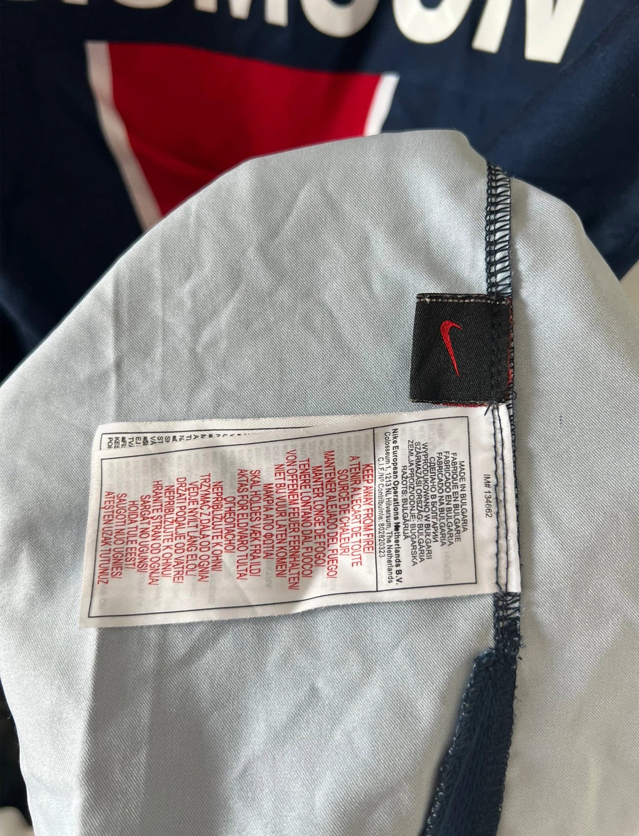 Maillot de foot vintage domicile bleu du PSG de la saison 2005/2006. On peut retrouver l'équipementier Nike et le sponsor Thomson. Il s'agit d'un maillot authentique d'époque.