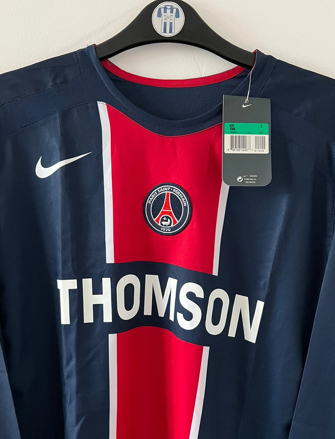 Maillot de foot vintage domicile bleu et rouge du PSG de la saison 2005/2006. On peut retrouver l'équipementier Nike et le sponsor Thomson. Il s'agit d'un maillot authentique d'époque issu du stock pro du PSG.