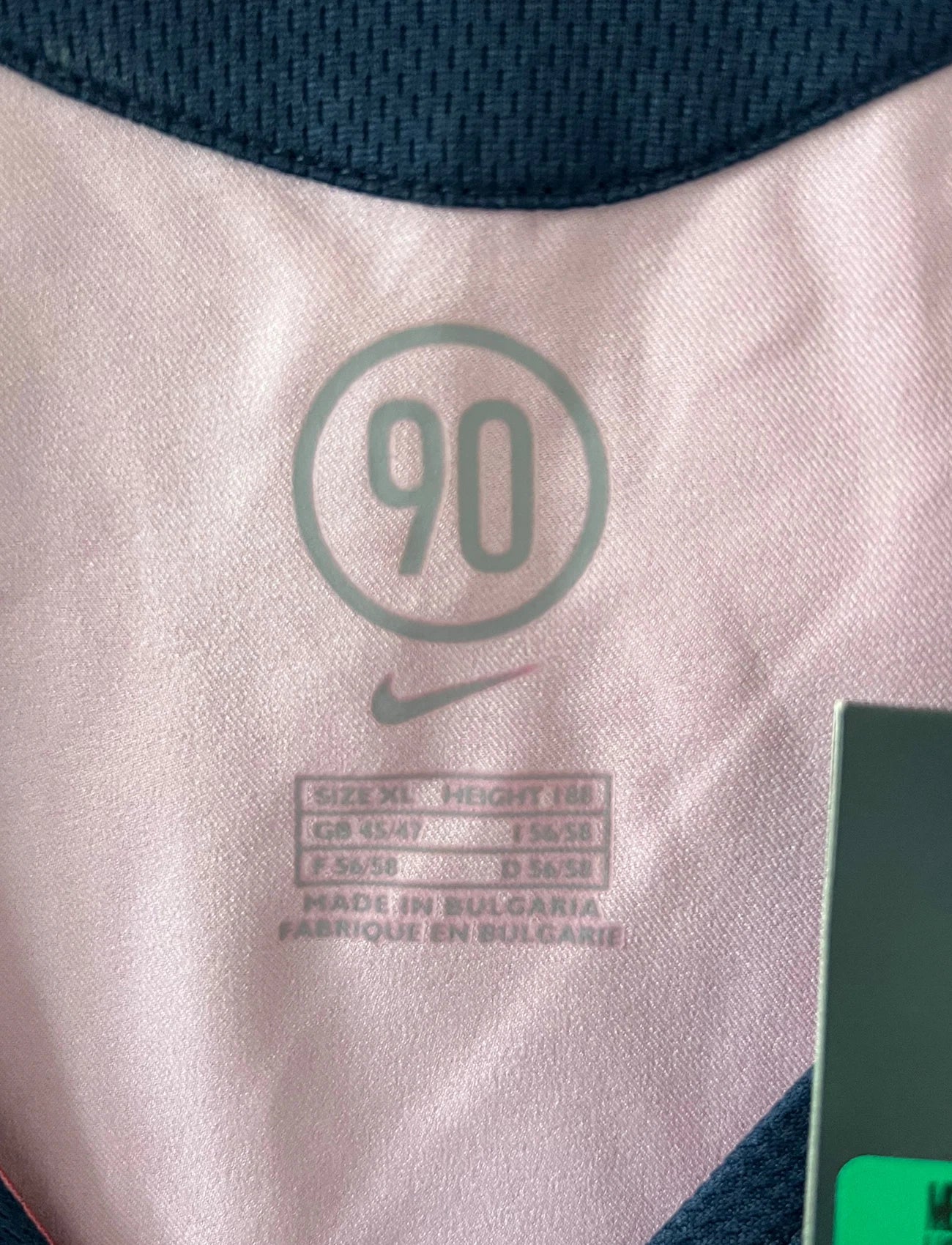 Maillot de foot vintage domicile bleu et rouge du PSG de la saison 2005/2006. On peut retrouver l'équipementier Nike et le sponsor Thomson. Il s'agit d'un maillot authentique d'époque issu du stock pro du PSG.