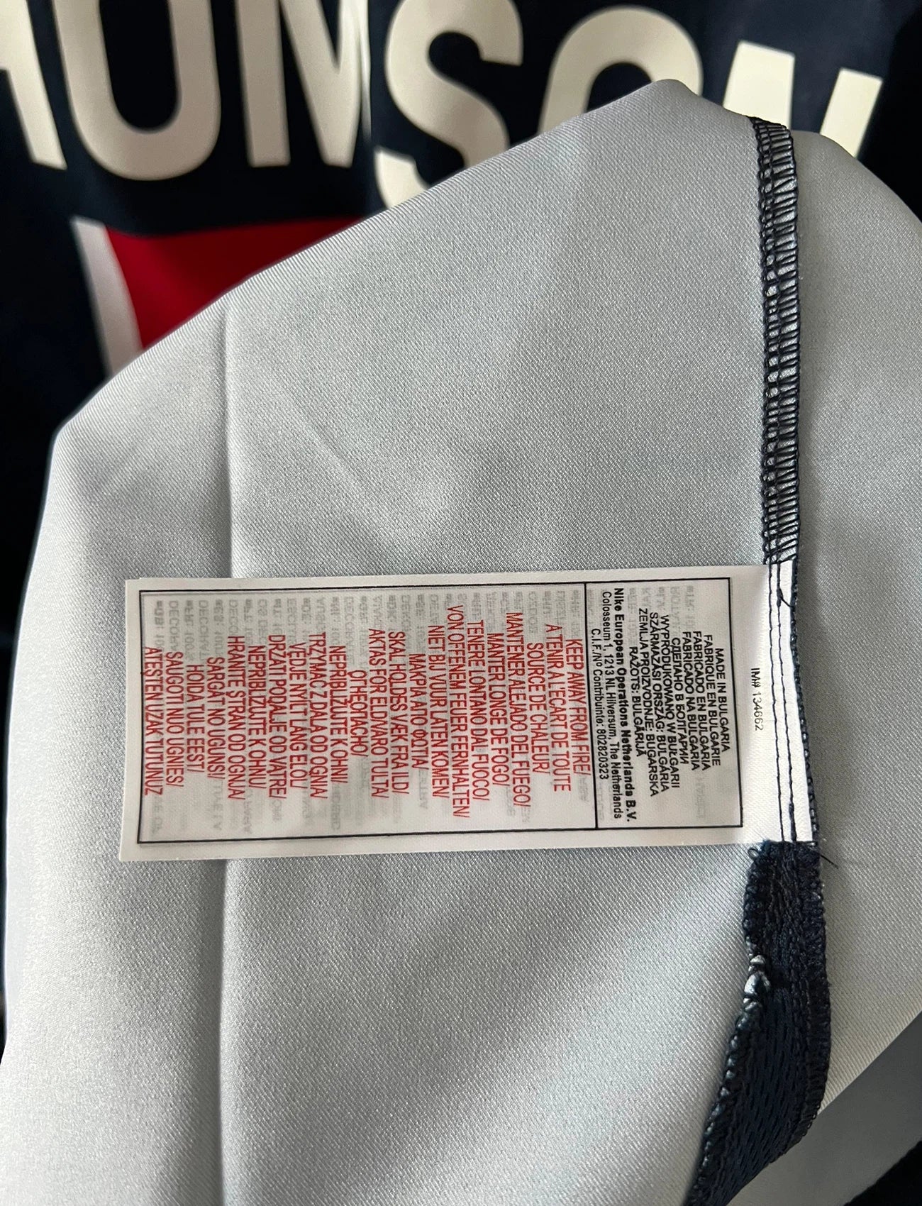 Maillot de foot vintage domicile bleu et rouge du PSG de la saison 2005/2006. On peut retrouver l'équipementier Nike et le sponsor Thomson. Il s'agit d'un maillot authentique d'époque issu du stock pro du PSG.
