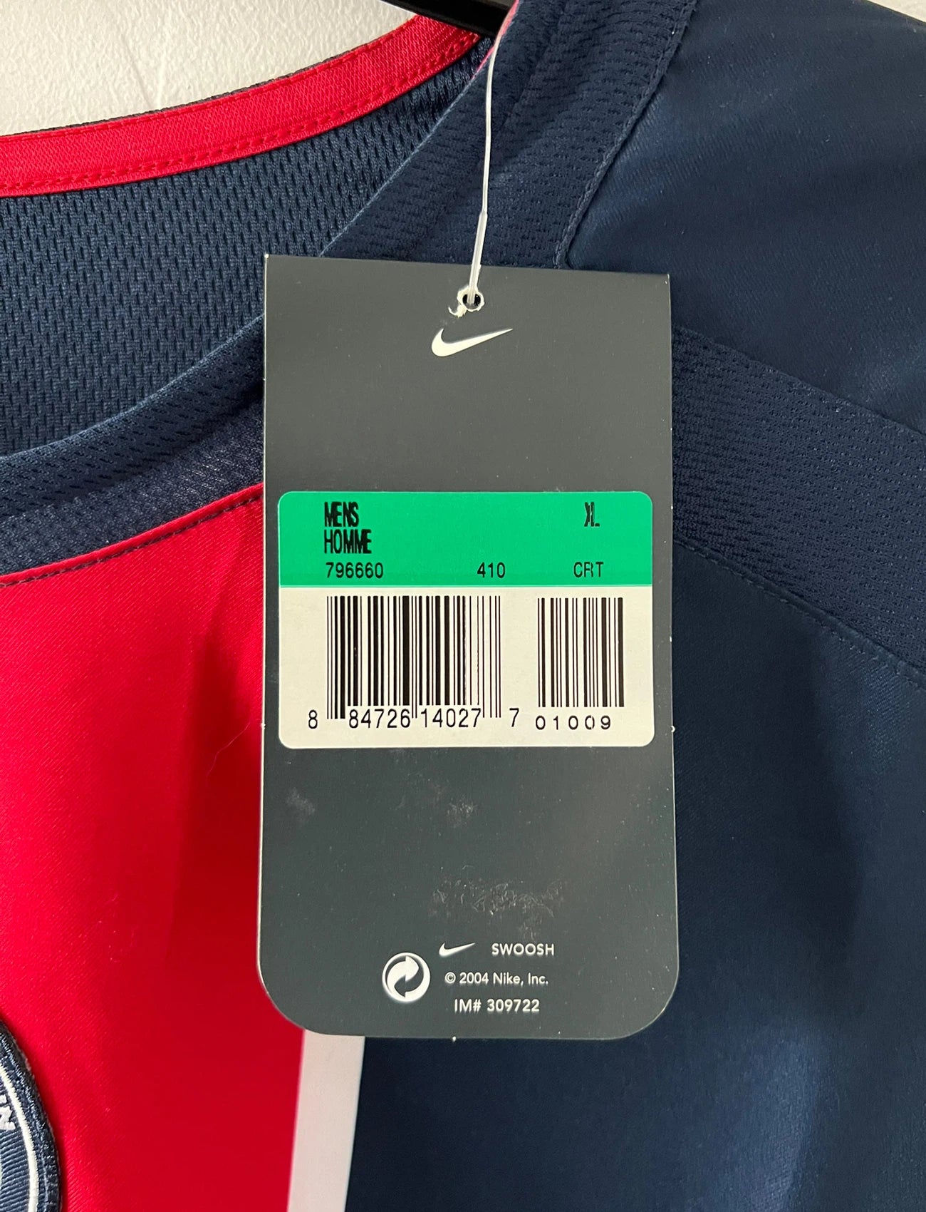 Maillot de foot vintage domicile bleu et rouge du PSG de la saison 2005/2006. On peut retrouver l'équipementier Nike et le sponsor Thomson. Il s'agit d'un maillot authentique d'époque issu du stock pro du PSG.
