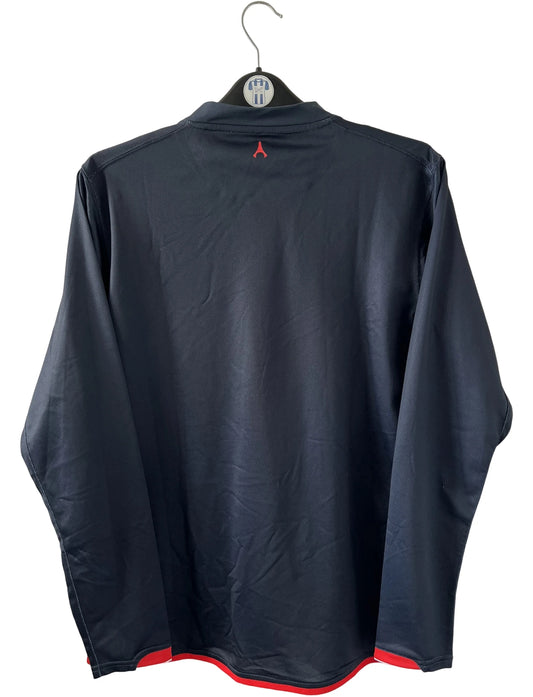 Maillot de foot vintage domicile bleu du PSG de la saison 2006/2007. On peut retrouver l'équipementier Nike. Il s'agit d'un maillot authentique d'époque issu du stock pro du PSG.