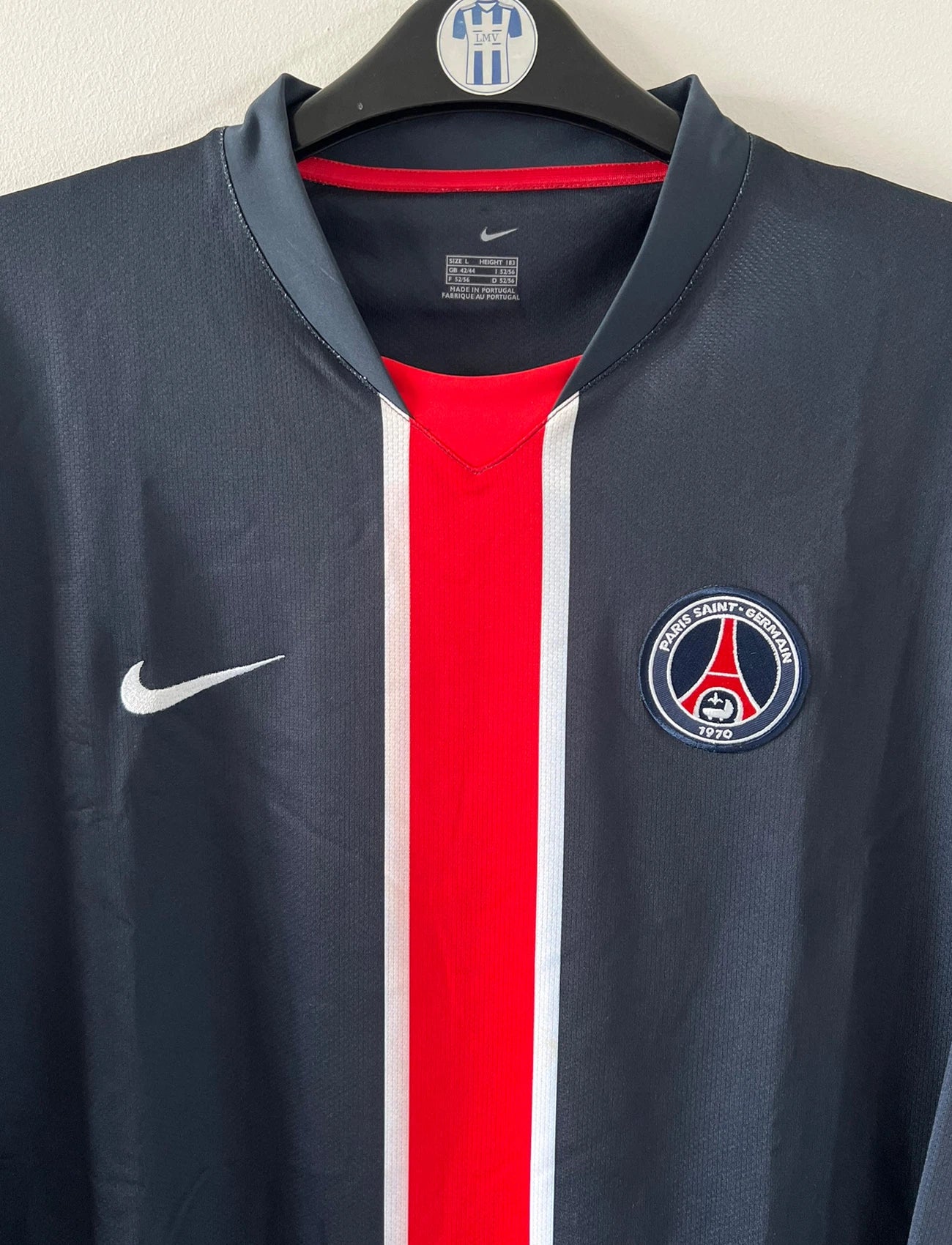 Maillot de foot vintage domicile bleu du PSG de la saison 2006/2007. On peut retrouver l'équipementier Nike. Il s'agit d'un maillot authentique d'époque issu du stock pro du PSG.