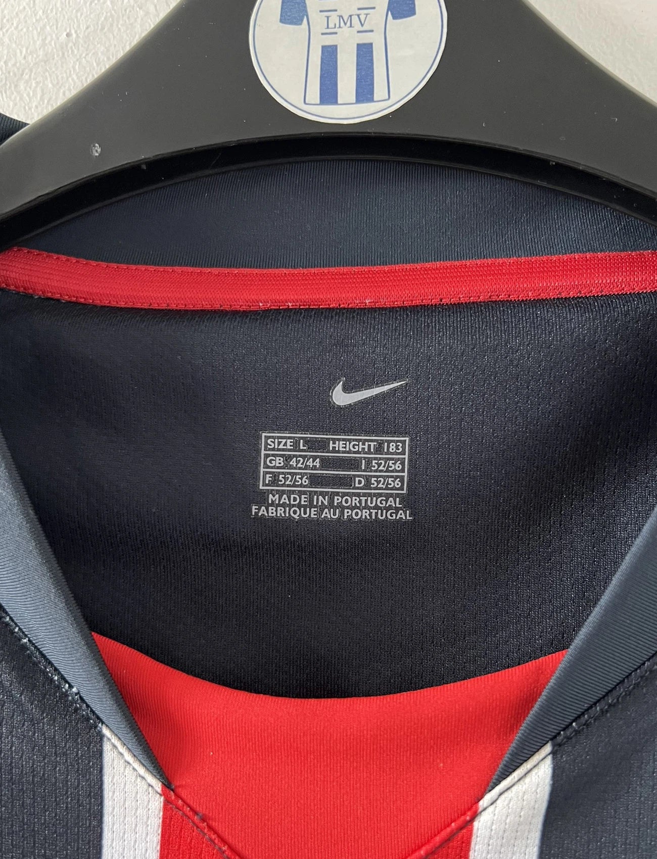 Maillot de foot vintage domicile bleu du PSG de la saison 2006/2007. On peut retrouver l'équipementier Nike. Il s'agit d'un maillot authentique d'époque issu du stock pro du PSG.
