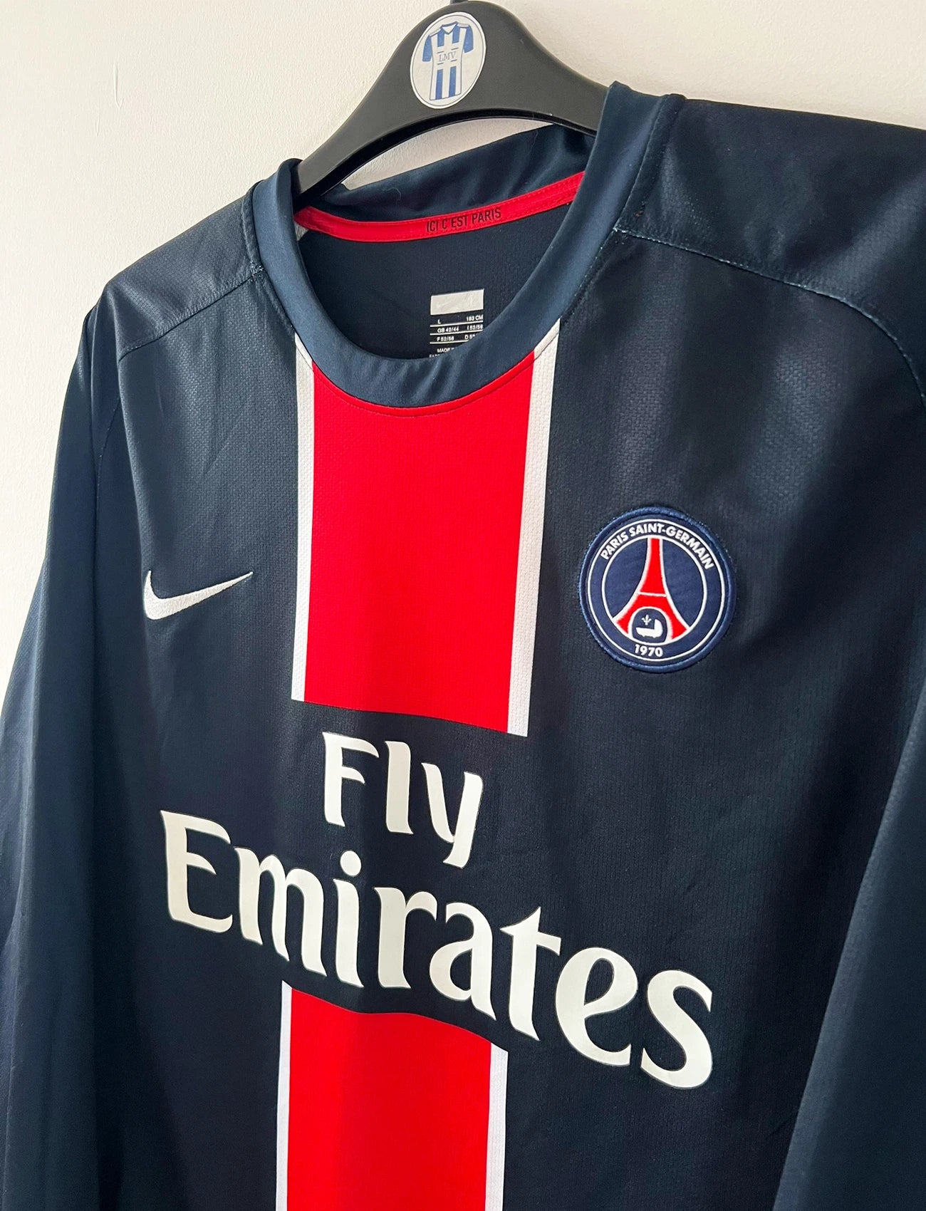 Maillot de foot vintage domicile bleu et rouge du PSG de la saison 2006/2007. On peut retrouver l'équipementier Nike et le sponsor Fly Emirates. Le Maillot est floqué du numéro 20 Chantôme. Il s'agit d'un maillot authentique d'époque.