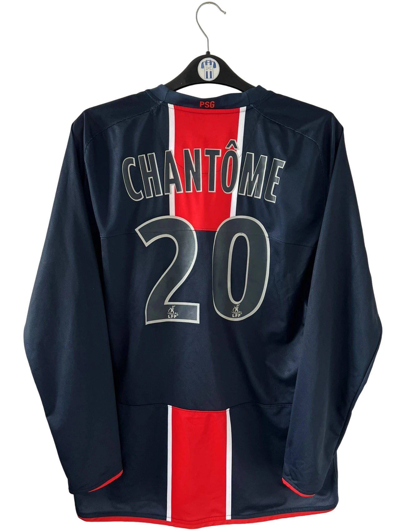 Maillot de foot vintage domicile bleu et rouge du PSG de la saison 2006/2007. On peut retrouver l'équipementier Nike et le sponsor Fly Emirates. Le Maillot est floqué du numéro 20 Chantôme. Il s'agit d'un maillot authentique d'époque.