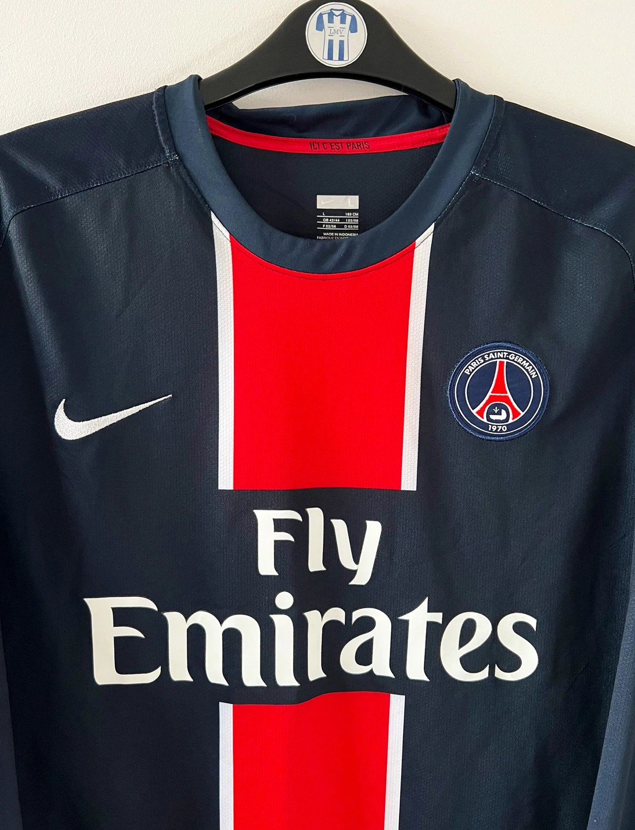 Maillot de foot vintage domicile bleu et rouge du PSG de la saison 2006/2007. On peut retrouver l'équipementier Nike et le sponsor Fly Emirates. Le Maillot est floqué du numéro 20 Chantôme. Il s'agit d'un maillot authentique d'époque.