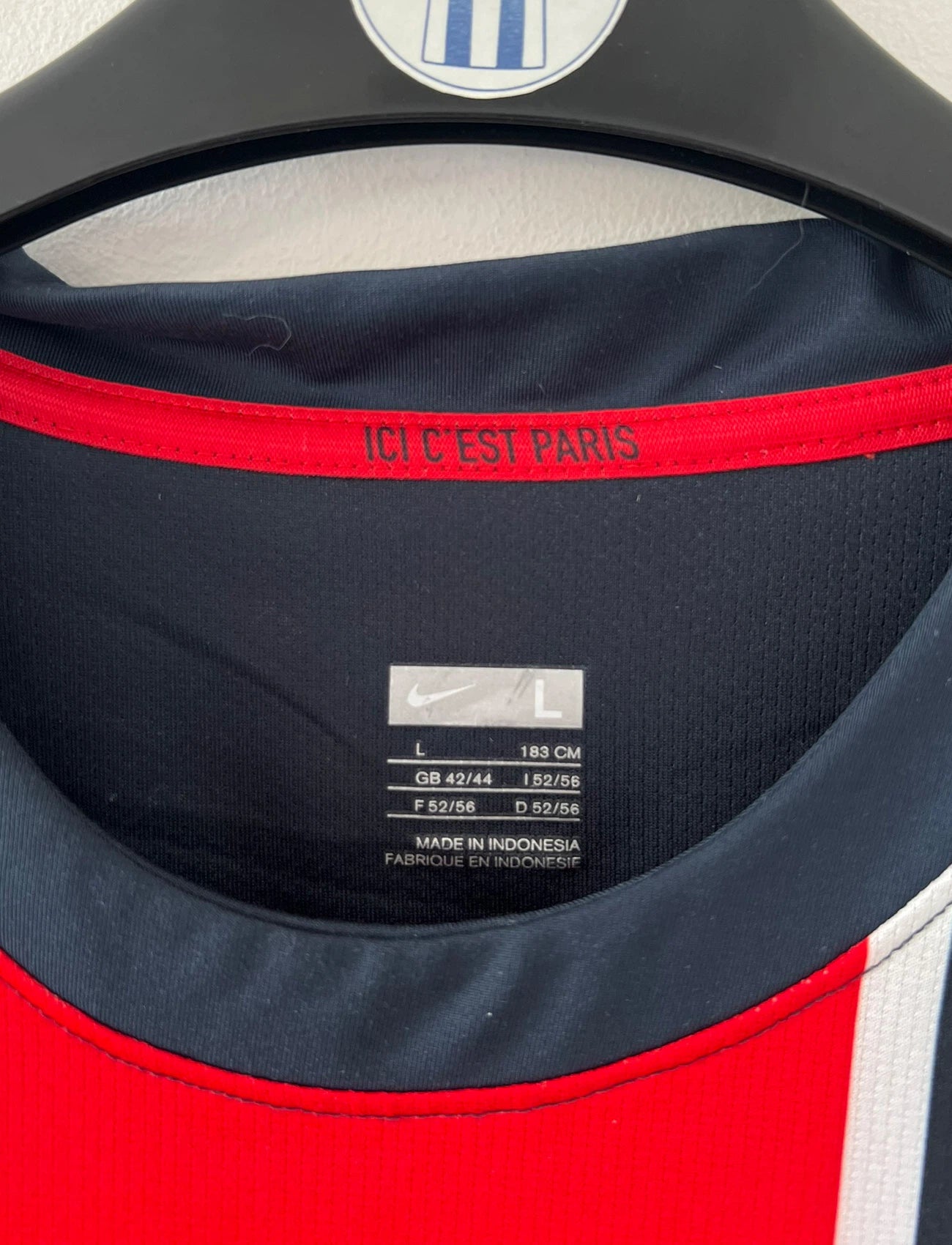 Maillot de foot vintage domicile bleu et rouge du PSG de la saison 2006/2007. On peut retrouver l'équipementier Nike et le sponsor Fly Emirates. Le Maillot est floqué du numéro 20 Chantôme. Il s'agit d'un maillot authentique d'époque.