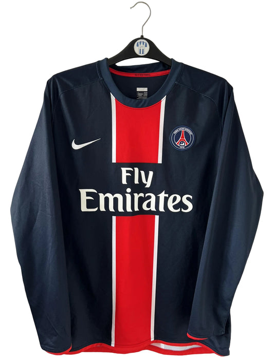 Maillot de foot vintage domicile bleu et rouge du PSG de la saison 2006/2007. On peut retrouver l'équipementier Nike et le sponsor Fly Emirates. Le Maillot est floqué du numéro 20 Chantôme. Il s'agit d'un maillot authentique d'époque.
