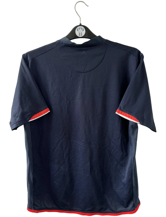 Maillot de foot vintage domicile blanc et rouge du PSG 2006/2007. On êut retrouver l'équipementier Nike. Il s'agit d'un maillot authentique d'époque.