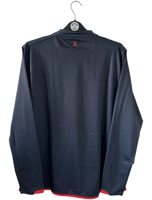 Maillot de foot vintage domicile bleu du PSG de la saison 2006/2007. On peut retrouver l'équipementier Nike. Il s'agit d'un maillot authentique d'époque issu du stock pro du PSG.