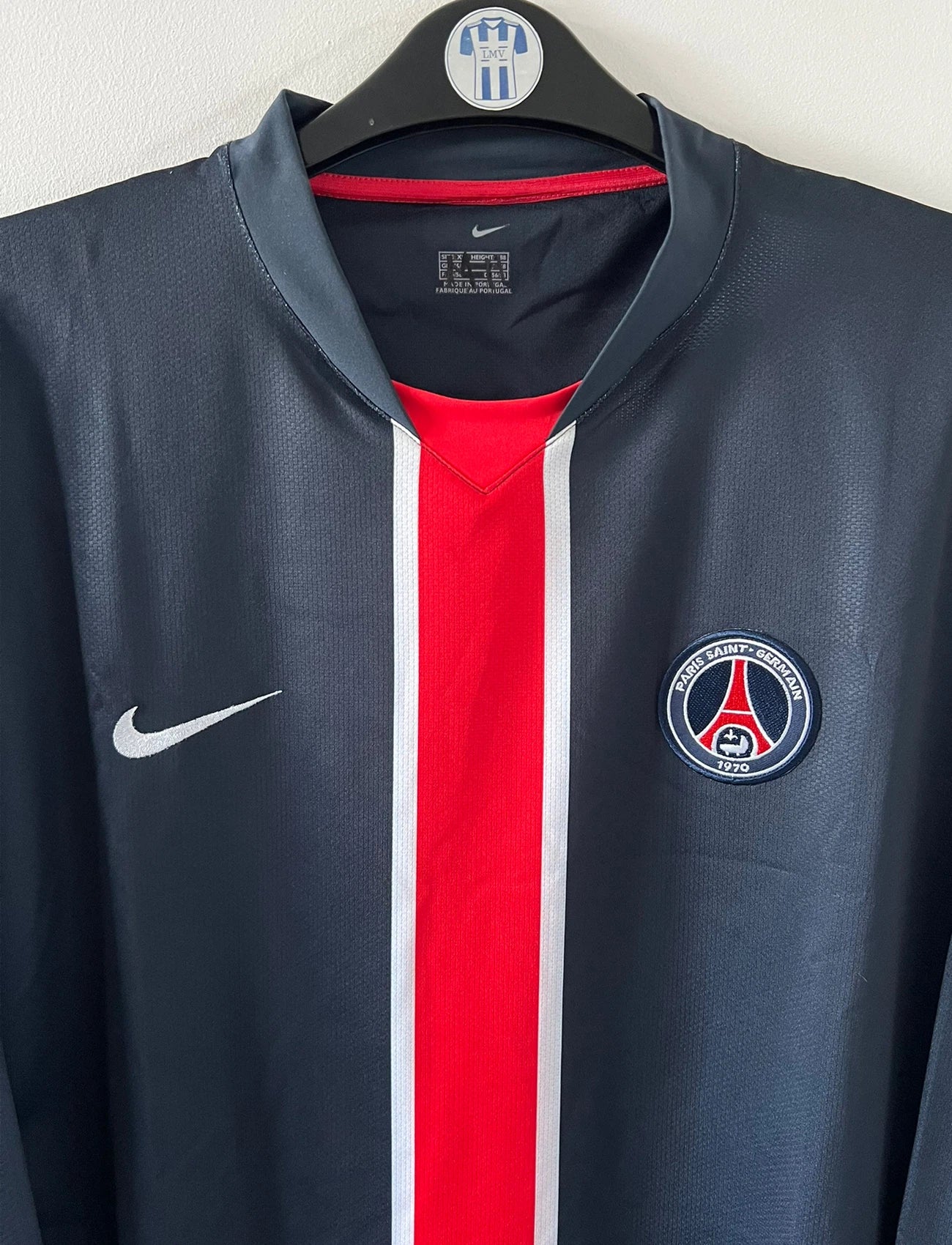 Maillot de foot vintage domicile bleu du PSG de la saison 2006/2007. On peut retrouver l'équipementier Nike. Il s'agit d'un maillot authentique d'époque issu du stock pro du PSG.