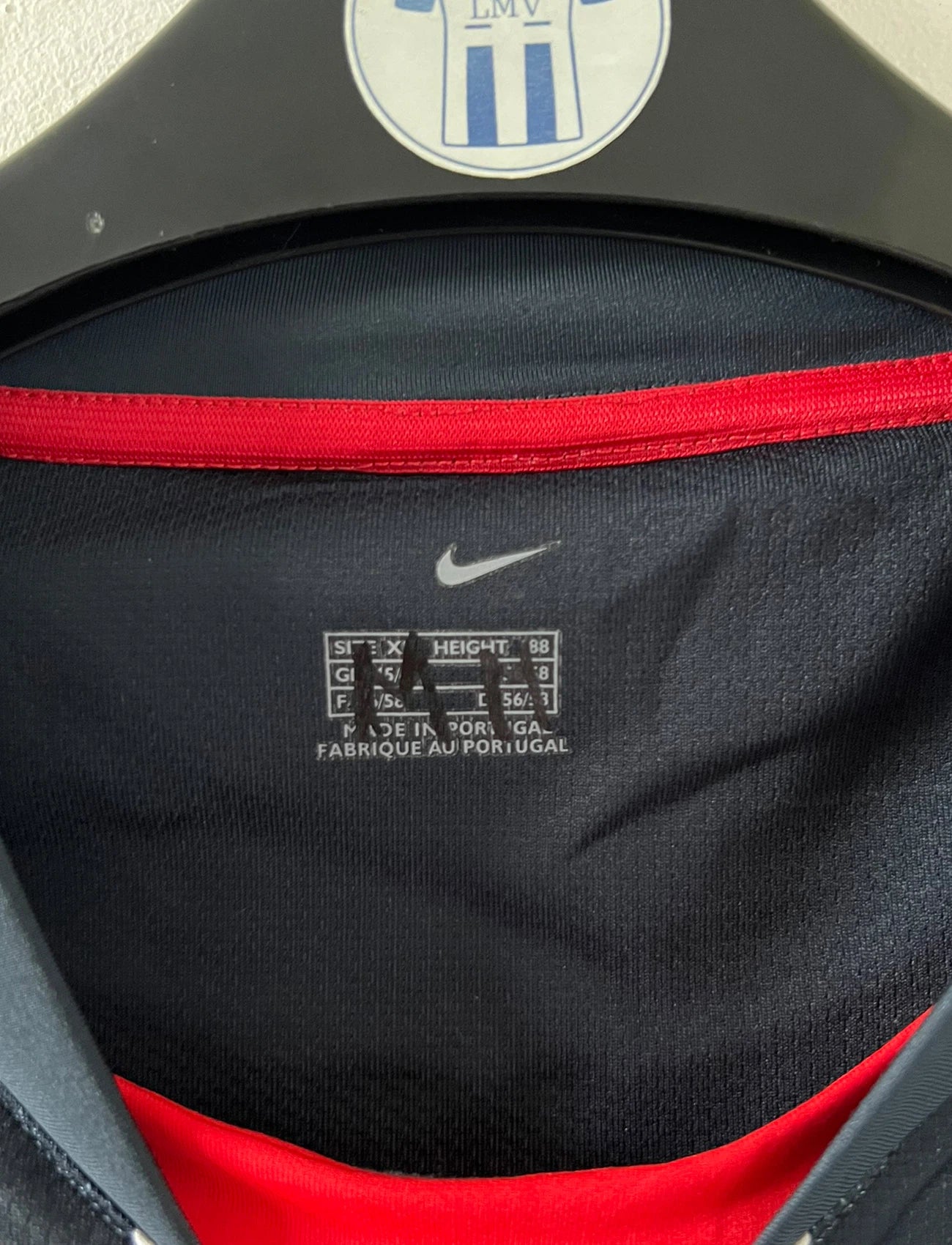 Maillot de foot vintage domicile bleu du PSG de la saison 2006/2007. On peut retrouver l'équipementier Nike. Il s'agit d'un maillot authentique d'époque issu du stock pro du PSG.