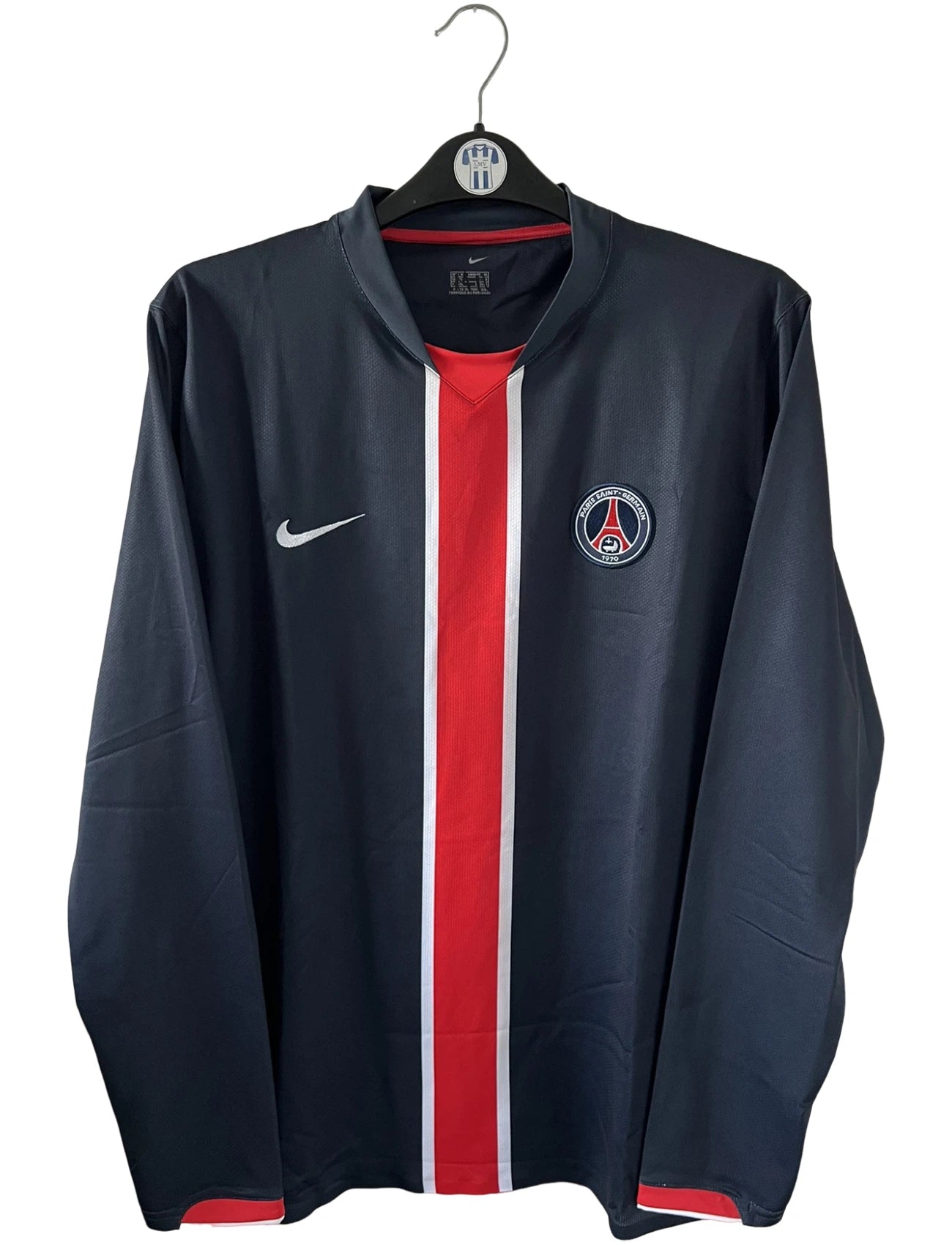 Maillot de foot vintage domicile bleu du PSG de la saison 2006/2007. On peut retrouver l'équipementier Nike. Il s'agit d'un maillot authentique d'époque issu du stock pro du PSG.