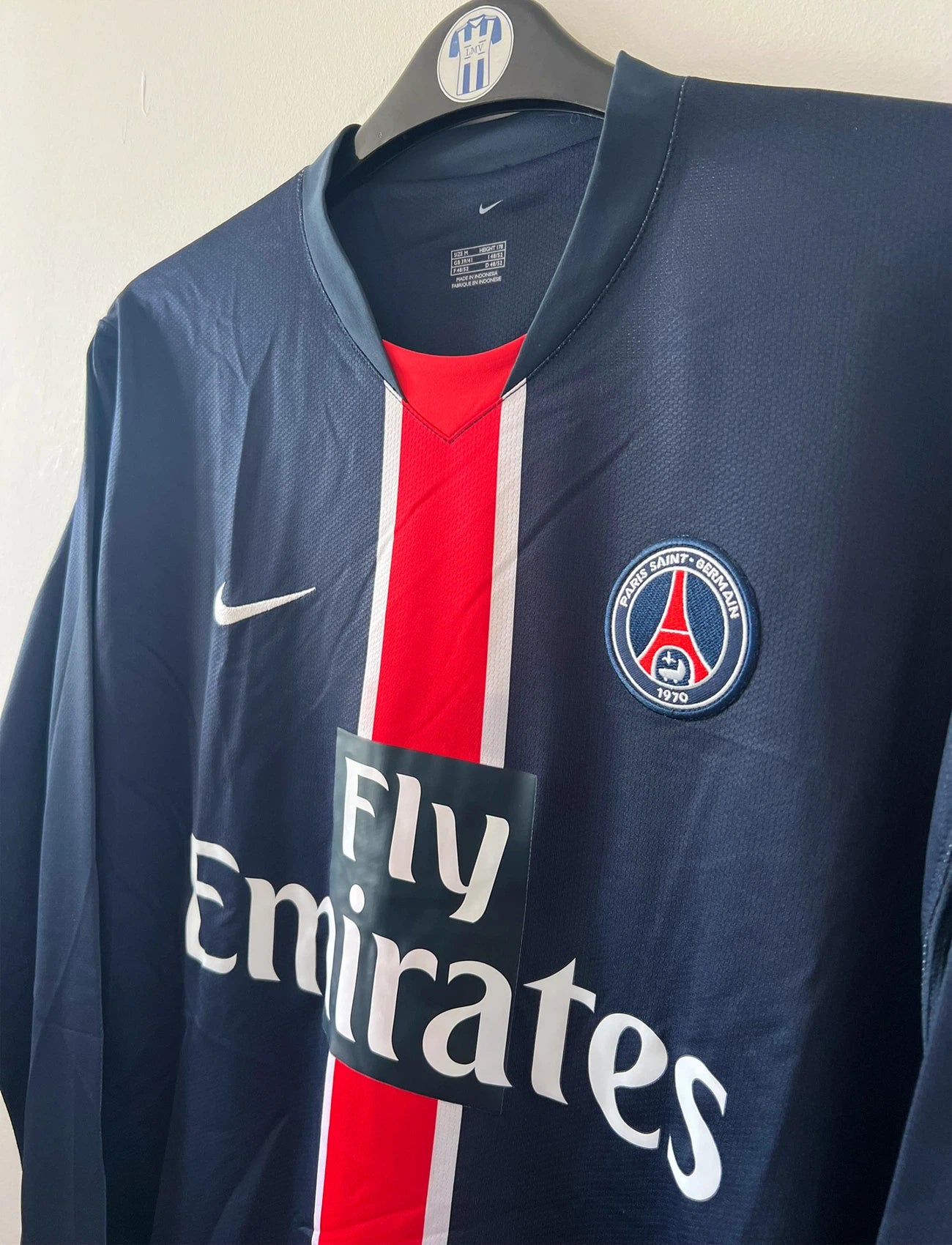 Maillot de foot vintage domicile bleu du PSG de la saison 2006/2007. On peut retrouver l'équipementier Nike et le sponsor Fly Emirates. Il s'agit d'un maillot authentique d'époque issu du stock pro du PSG.
