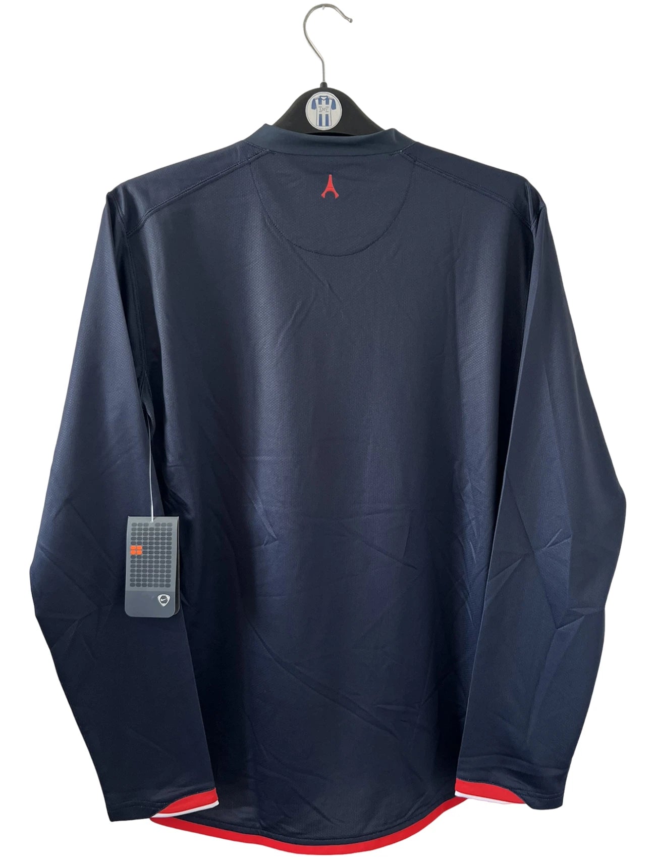 Maillot de foot vintage domicile bleu du PSG de la saison 2006/2007. On peut retrouver l'équipementier Nike et le sponsor Fly Emirates. Il s'agit d'un maillot authentique d'époque issu du stock pro du PSG.