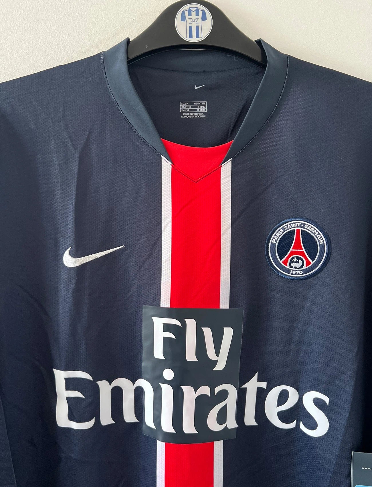 Maillot de foot vintage domicile bleu du PSG de la saison 2006/2007. On peut retrouver l'équipementier Nike et le sponsor Fly Emirates. Il s'agit d'un maillot authentique d'époque issu du stock pro du PSG.