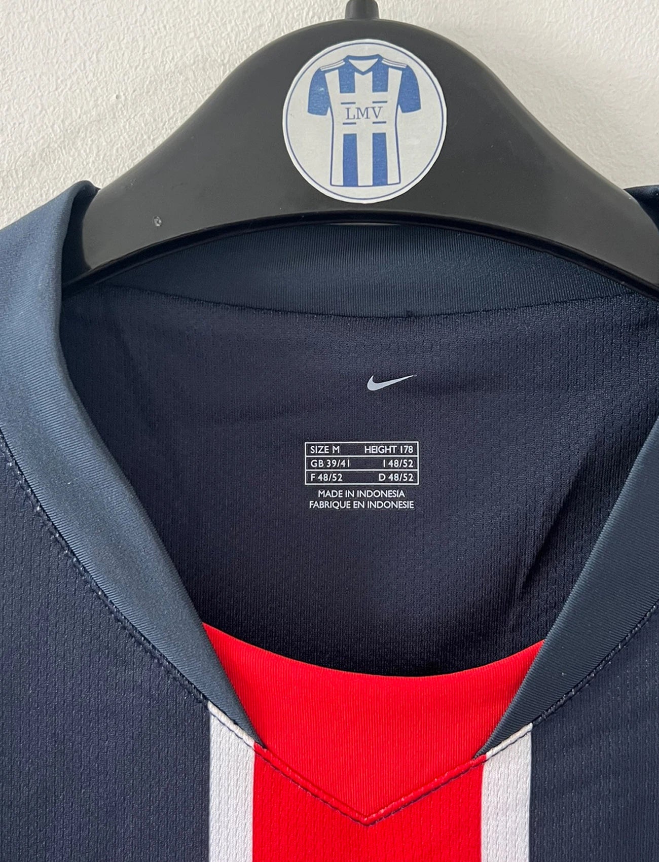 Maillot de foot vintage domicile bleu du PSG de la saison 2006/2007. On peut retrouver l'équipementier Nike et le sponsor Fly Emirates. Il s'agit d'un maillot authentique d'époque issu du stock pro du PSG.