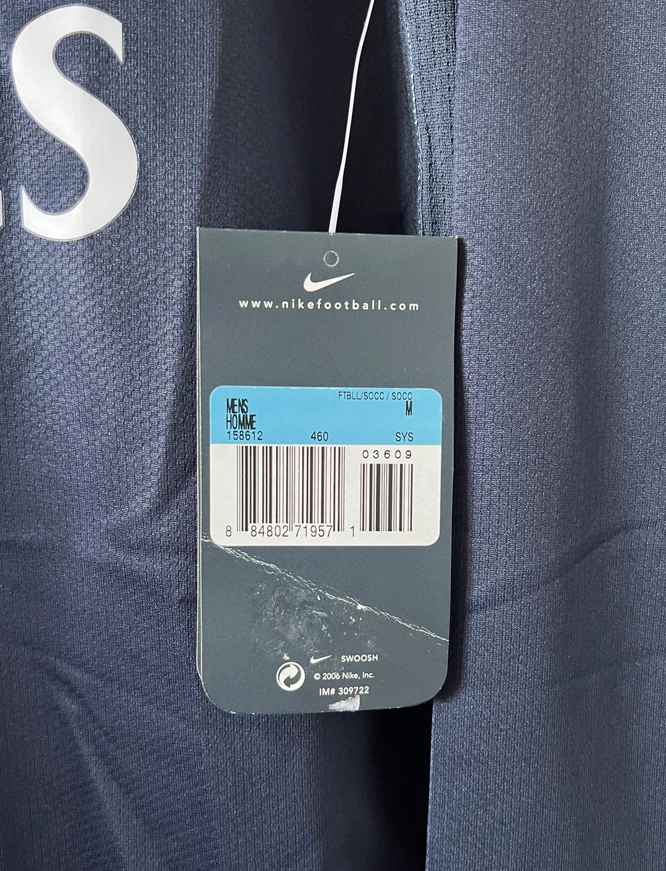 Maillot de foot vintage domicile bleu du PSG de la saison 2006/2007. On peut retrouver l'équipementier Nike et le sponsor Fly Emirates. Il s'agit d'un maillot authentique d'époque issu du stock pro du PSG.