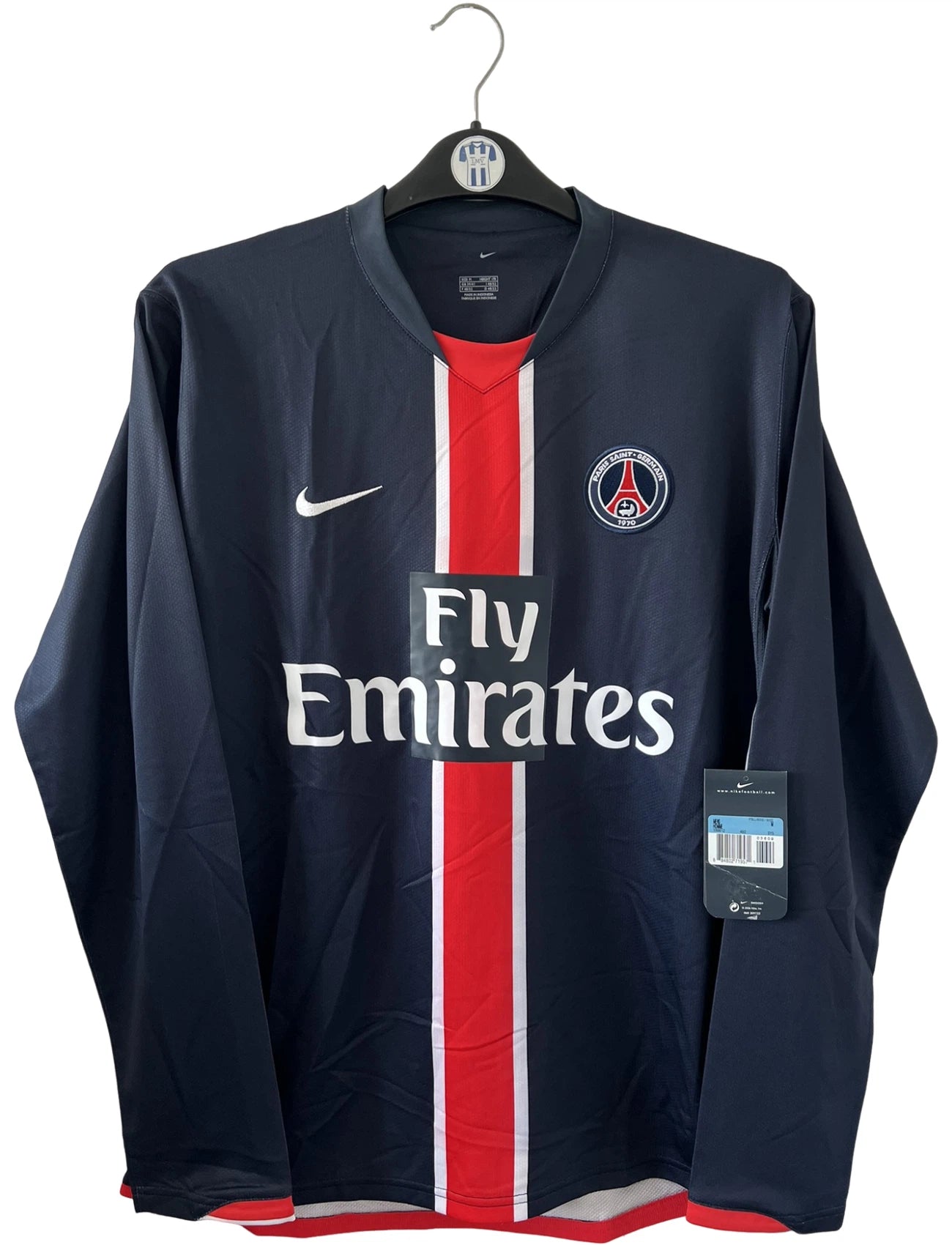 Maillot de foot vintage domicile bleu du PSG de la saison 2006/2007. On peut retrouver l'équipementier Nike et le sponsor Fly Emirates. Il s'agit d'un maillot authentique d'époque issu du stock pro du PSG.