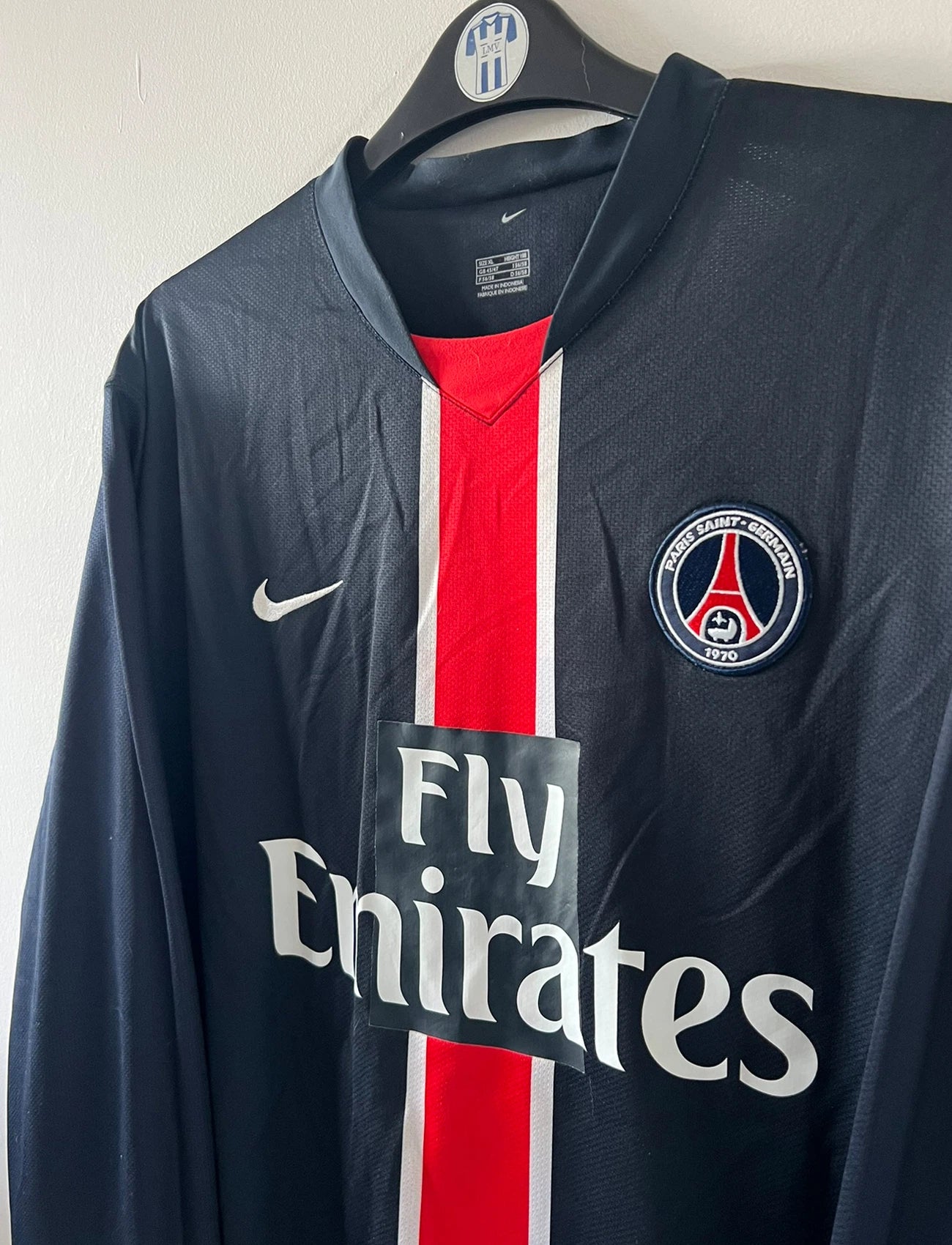 Maillot de foot vintage bleu et rouge du PSG saison 2006/2007 stock pro. On peut retrouver l'équipementier Nike et le sponsor Fly Emirates. Il s'agit d'un maillot authentique d'époque.