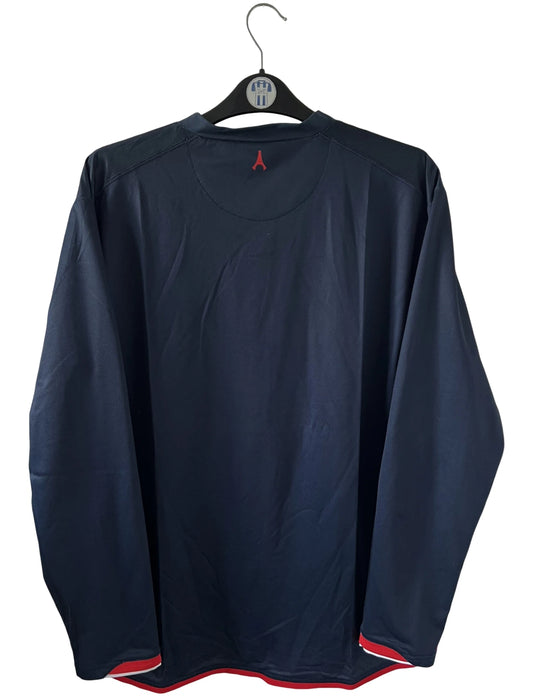 Maillot de foot vintage bleu et rouge du PSG saison 2006/2007 stock pro. On peut retrouver l'équipementier Nike et le sponsor Fly Emirates. Il s'agit d'un maillot authentique d'époque.