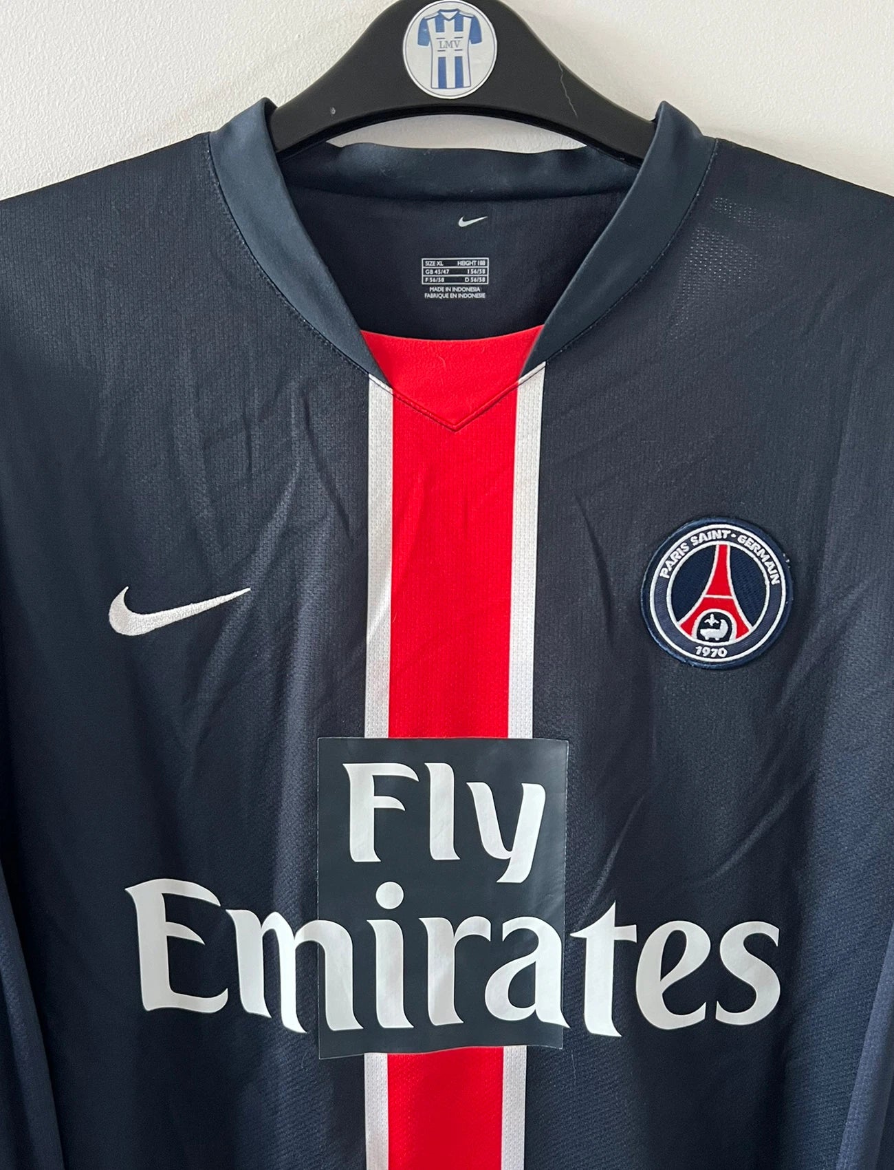 Maillot de foot vintage bleu et rouge du PSG saison 2006/2007 stock pro. On peut retrouver l'équipementier Nike et le sponsor Fly Emirates. Il s'agit d'un maillot authentique d'époque.