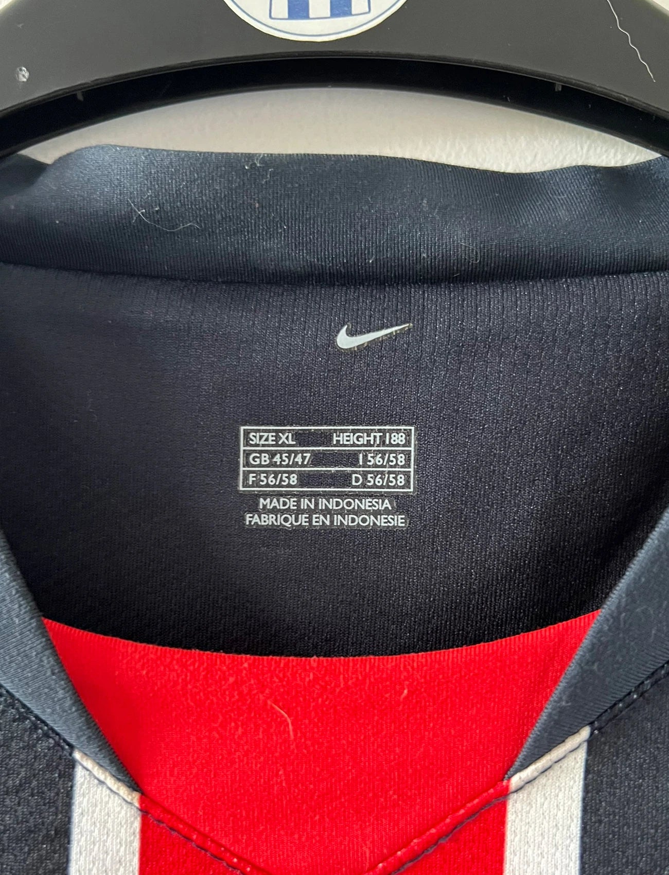 Maillot de foot vintage bleu et rouge du PSG saison 2006/2007 stock pro. On peut retrouver l'équipementier Nike et le sponsor Fly Emirates. Il s'agit d'un maillot authentique d'époque.