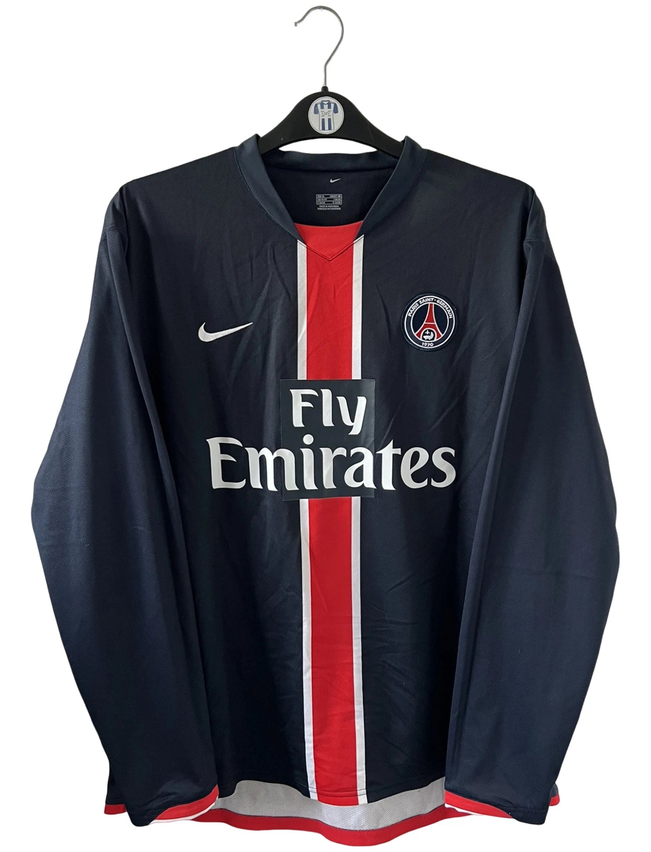 Maillot de foot vintage bleu et rouge du PSG saison 2006/2007 stock pro. On peut retrouver l'équipementier Nike et le sponsor Fly Emirates. Il s'agit d'un maillot authentique d'époque.