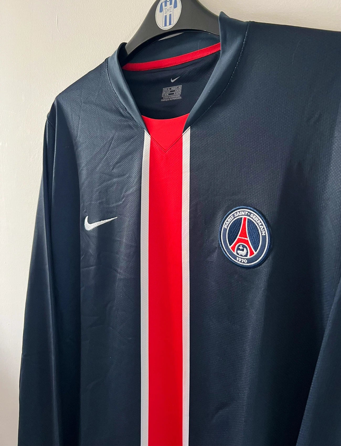 Maillot de foot vintage domicile bleu du PSG de la saison 2006/2007. On peut retrouver l'équipementier Nike. Il s'agit d'un maillot authentique d'époque issu du stock pro du PSG.