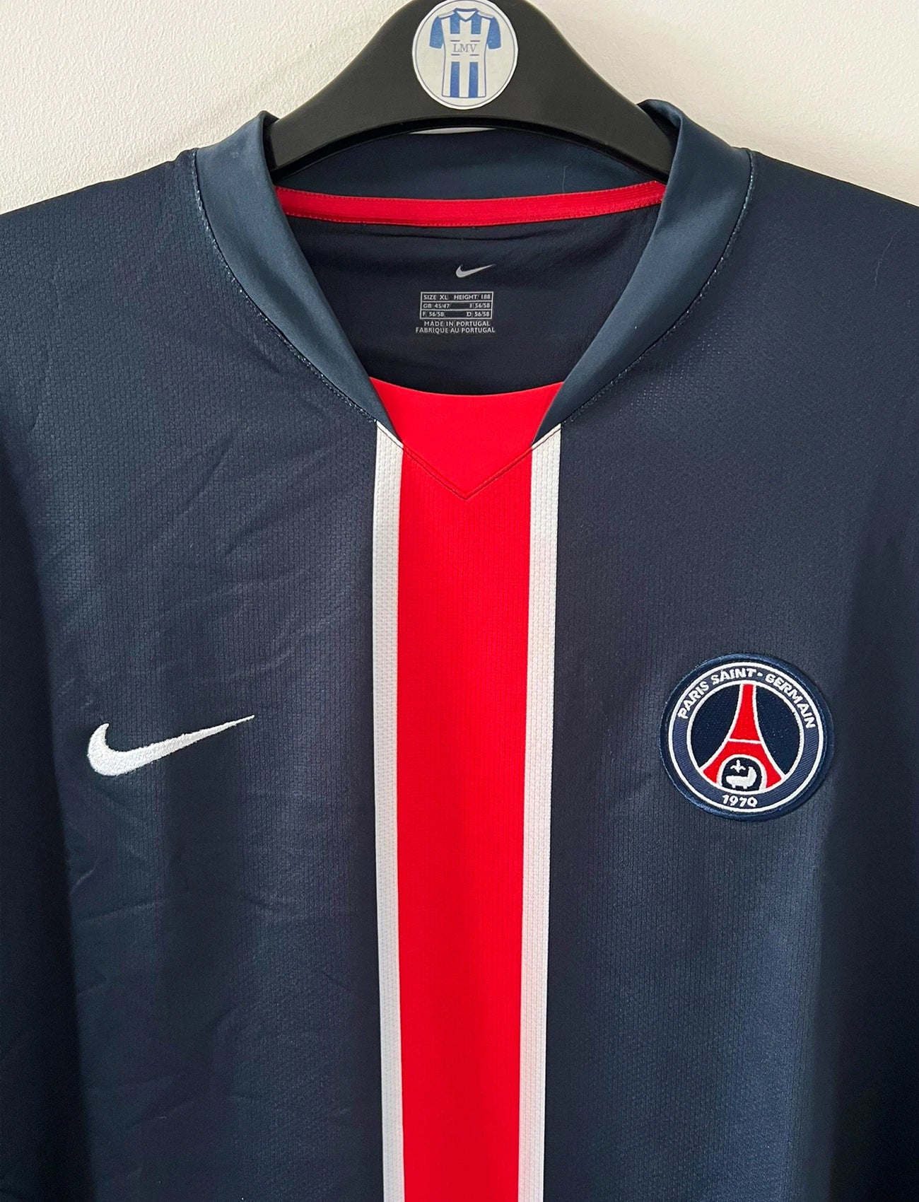 Maillot de foot vintage domicile bleu du PSG de la saison 2006/2007. On peut retrouver l'équipementier Nike. Il s'agit d'un maillot authentique d'époque issu du stock pro du PSG.