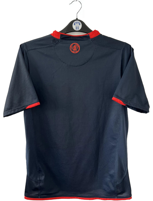 Maillot de foot vintage domicile bleu et rouge du PSG de la saison 2007/2008. On peut retrouver l'équipementier nike et le sponsor fly emirates. Il s'agit d'un maillot authentique d'époque comportant les numéros 238010-460
