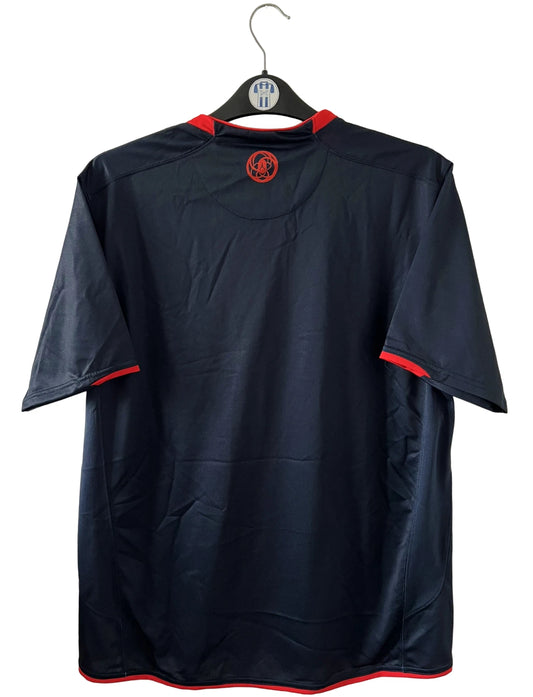 Maillot de foot vintage domicile bleu et rouge du PSG 2007/2008. On peut retrouver l'équipementier Nike et le sponsor Fly Emirates. Il s'agit d'un maillot authentique d'époque.