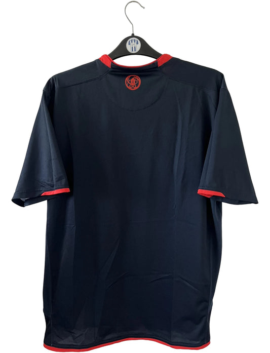 Maillot de foot vintage domicile bleu du PSG de la saison 2007/2008. On peut retrouver l'équipementier Nike et le sponsor Fly Emirates. Il s'agit d'un maillot authentique d'époque.
